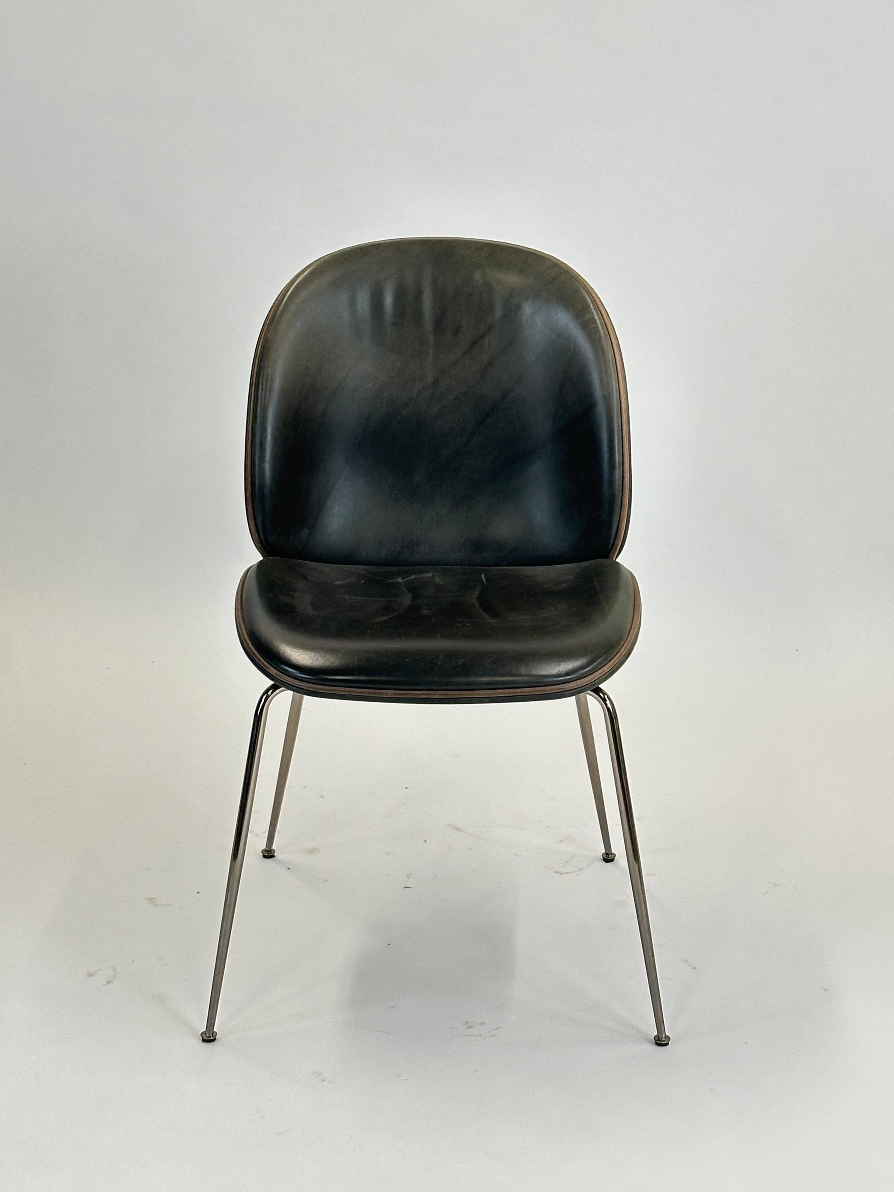 GUBI | Beetle Chair (Grå m. brun kant)