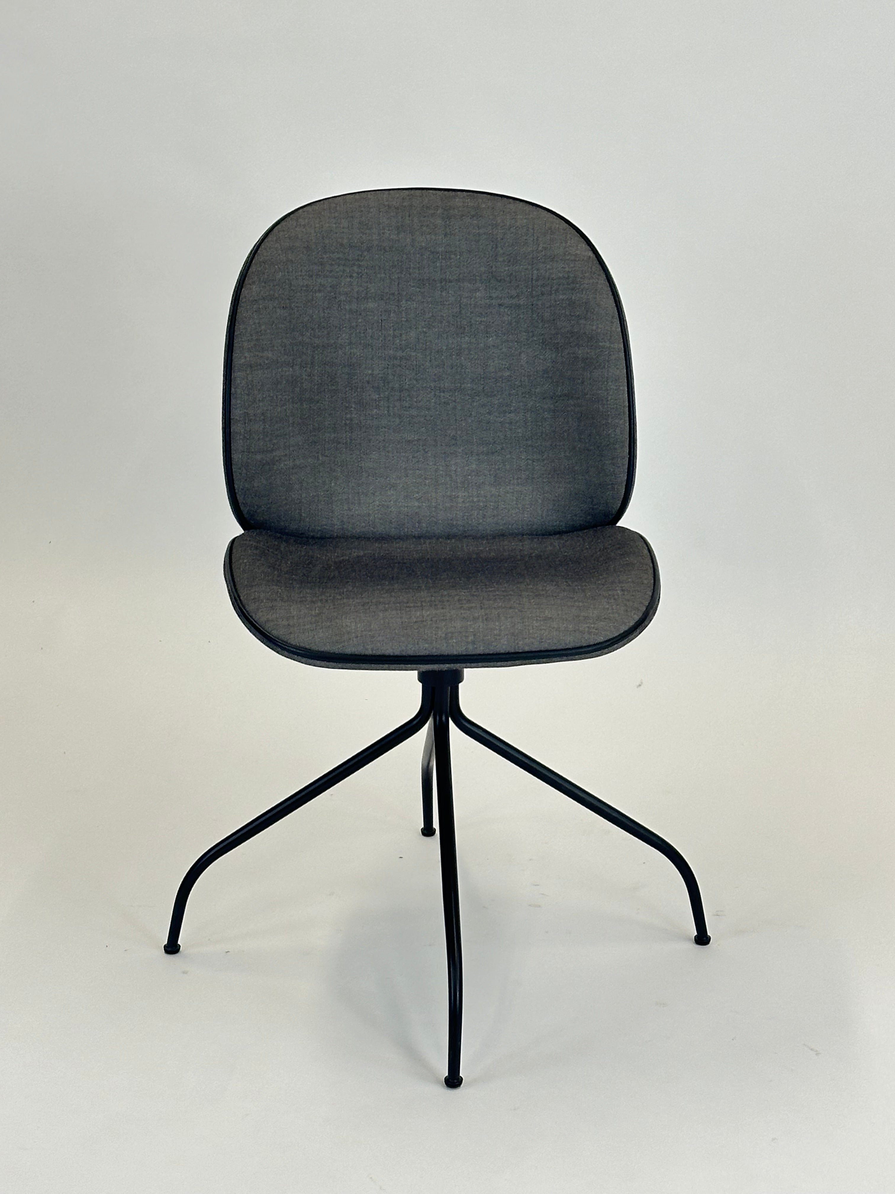 GUBI | Beetle Meeting Chair (Grå)