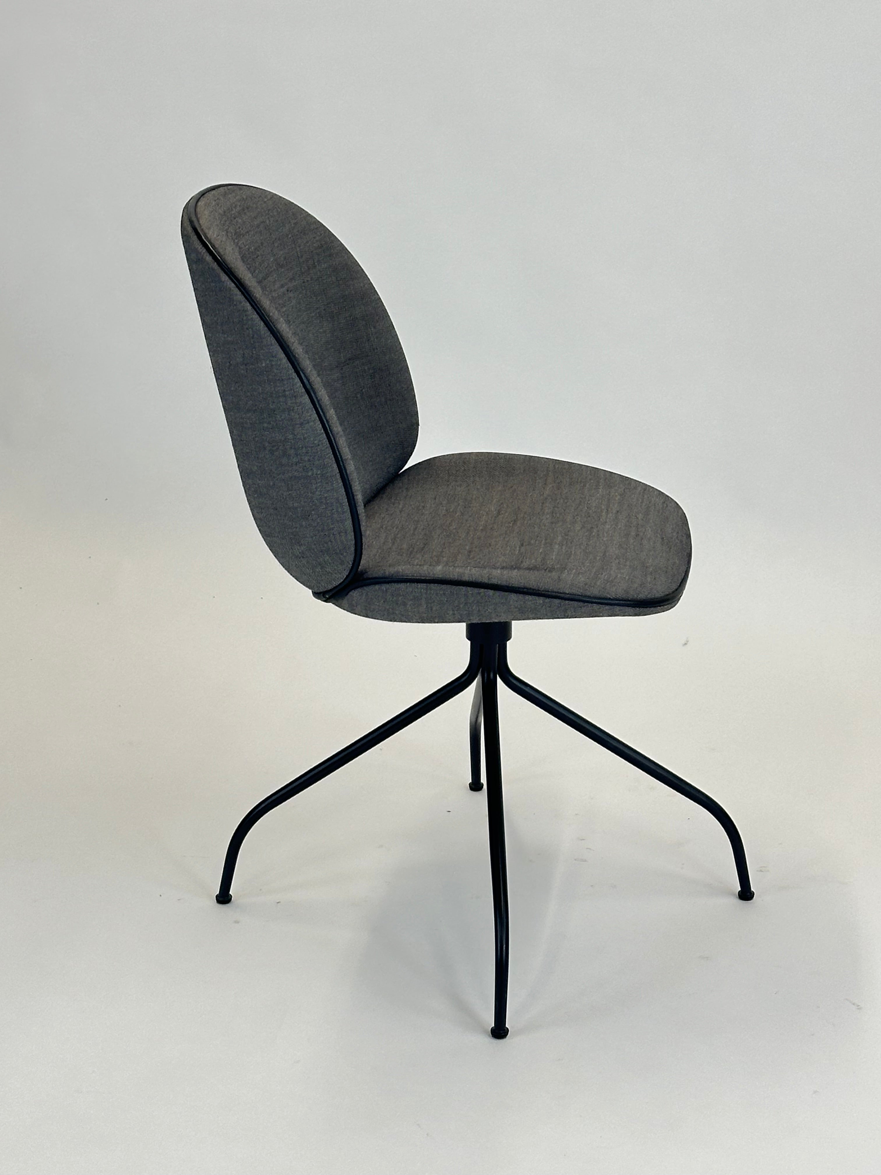 GUBI | Beetle Meeting Chair (Grå)