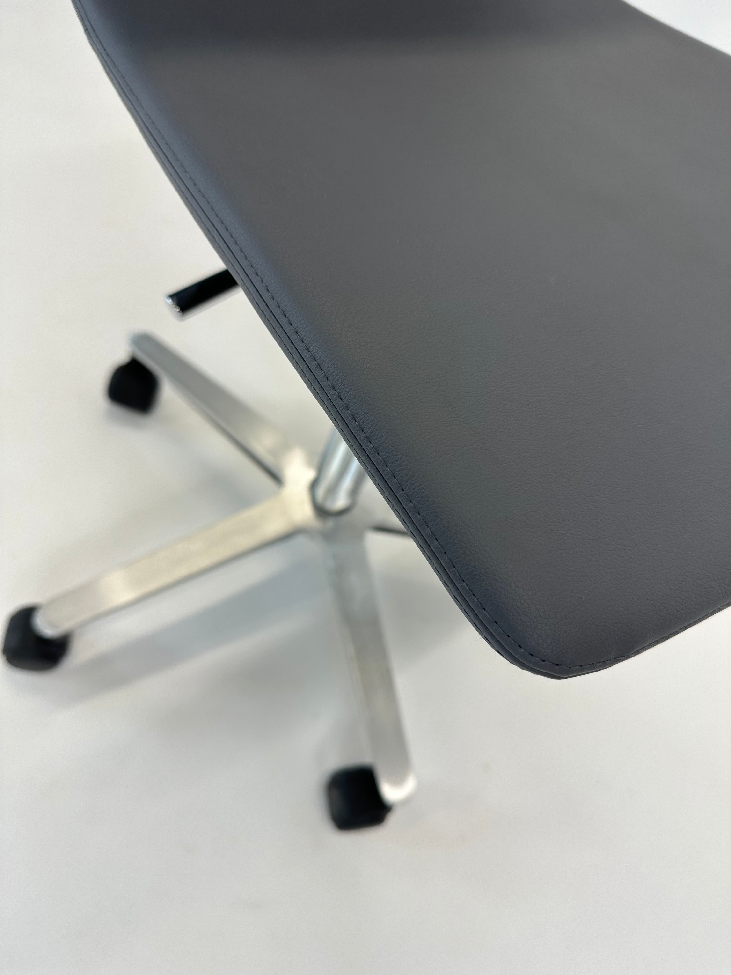 Butterfly swivel fra Magnus Olesen (Grå kunstlæder)