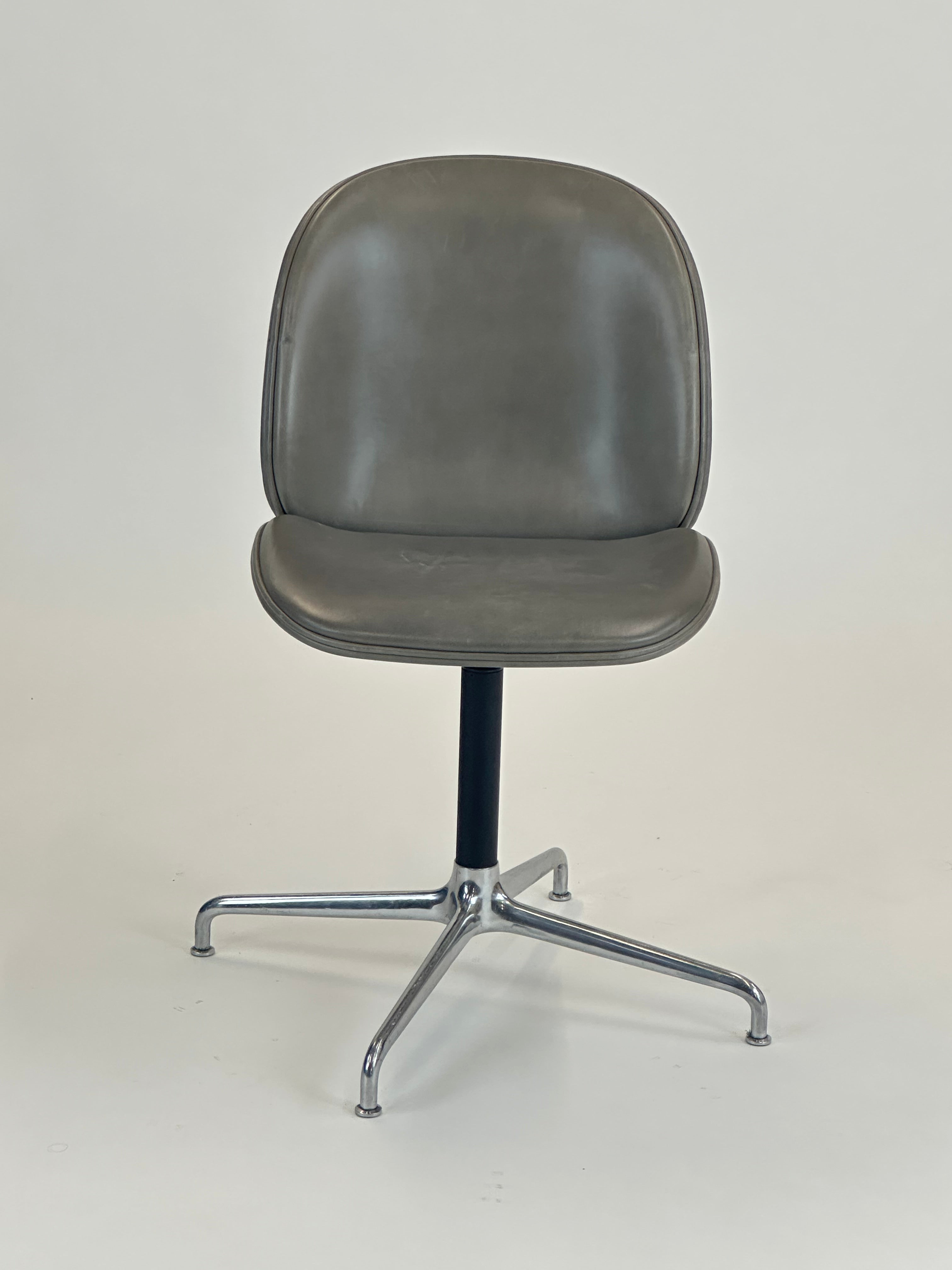GUBI | Beetle Meeting Chair (Grå)