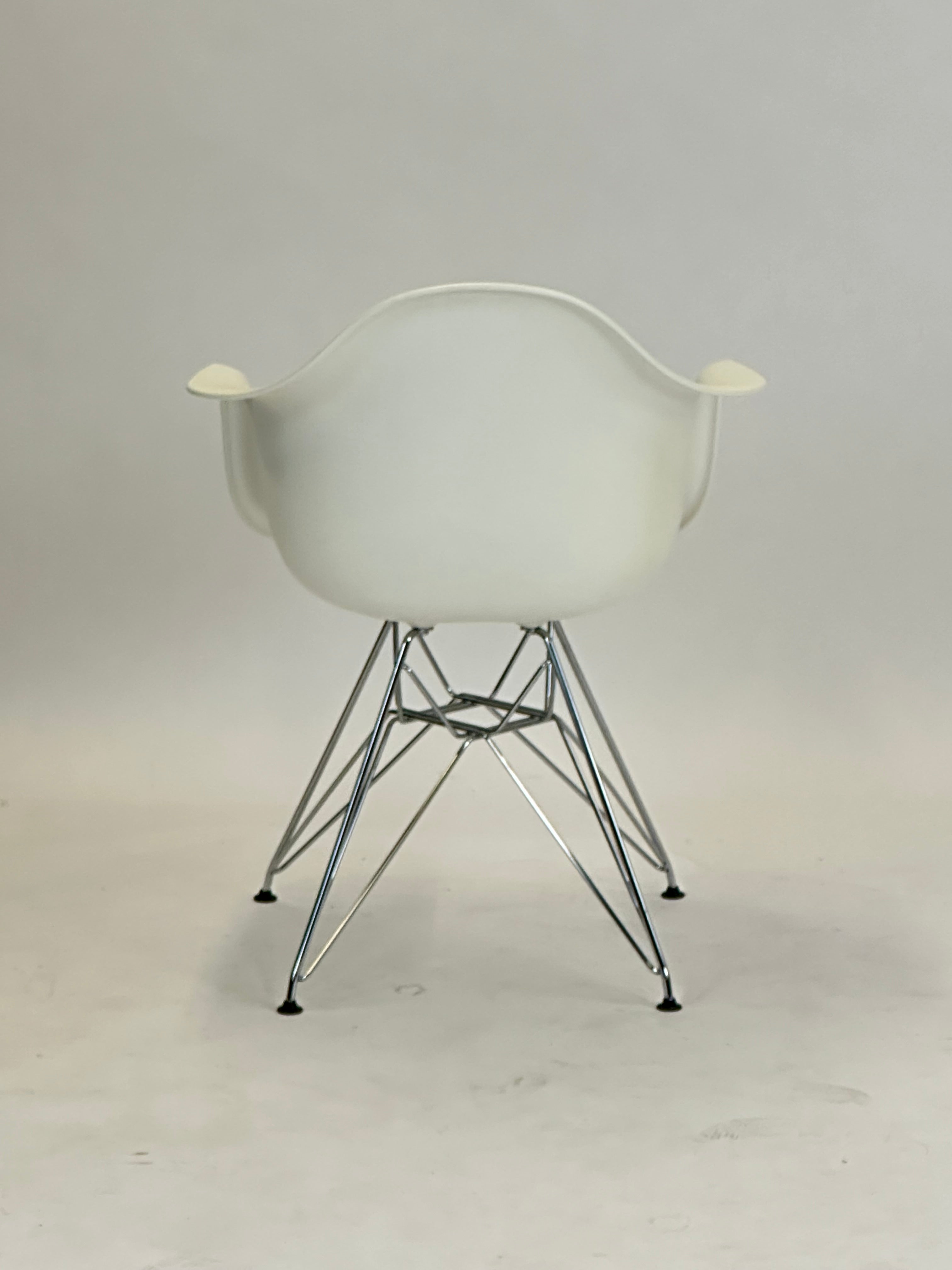 Vitra Eames Plastic Armchair DAR (Hvid)