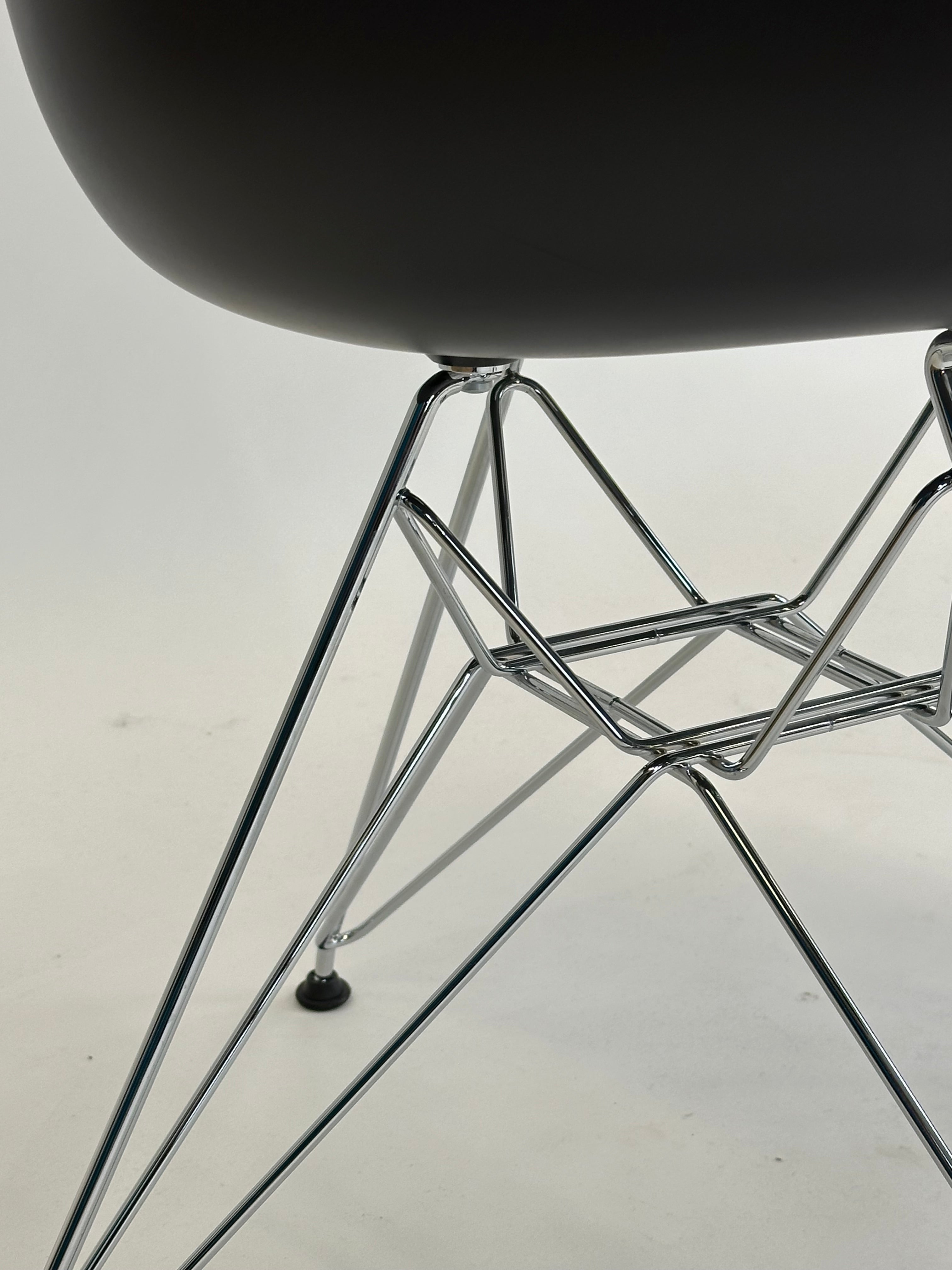 Vitra Eames Plastic Armchair DAR (Sort)