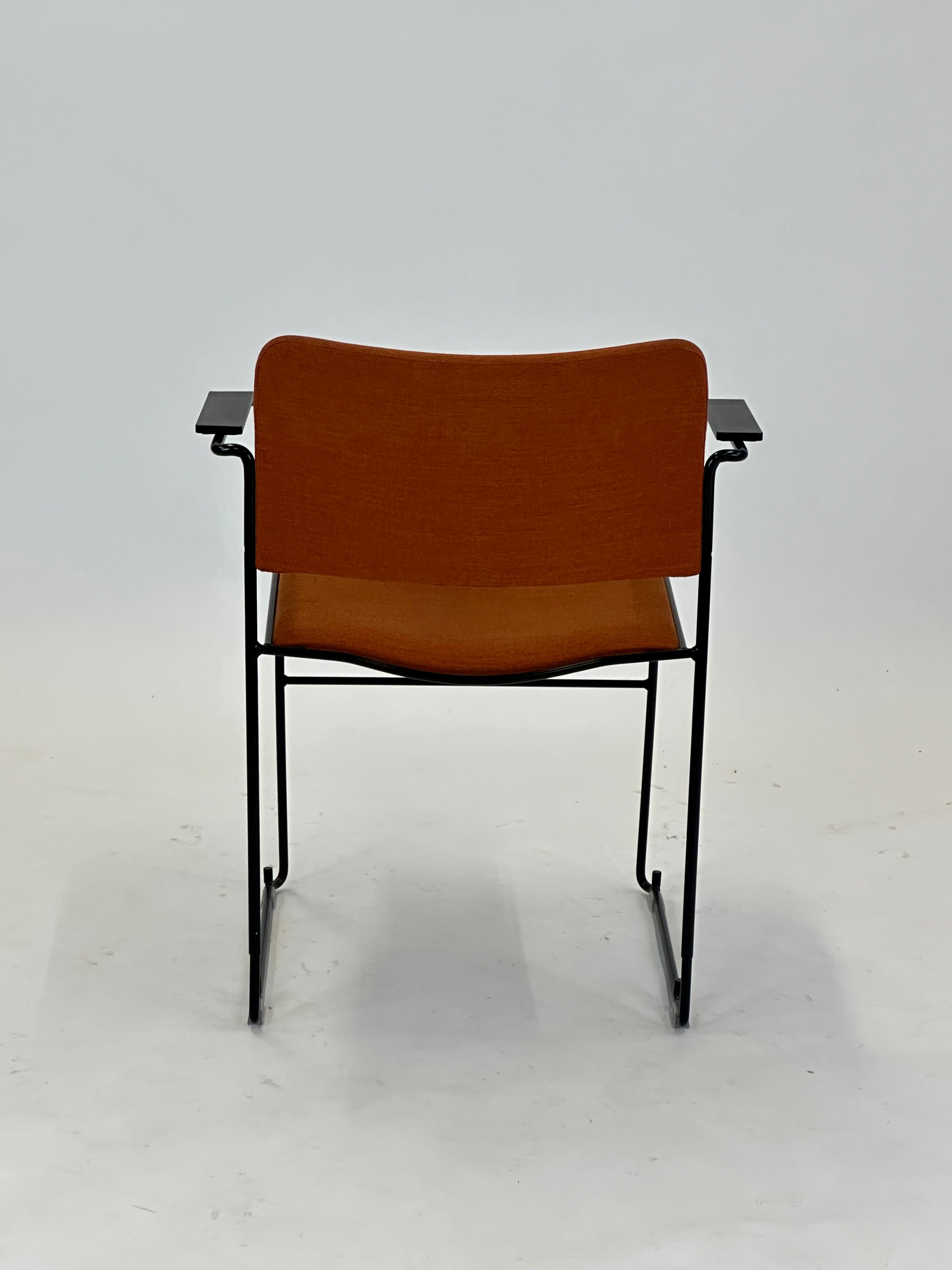40/4 Konferencestol - Howe (Orange m. sorte armlæn)