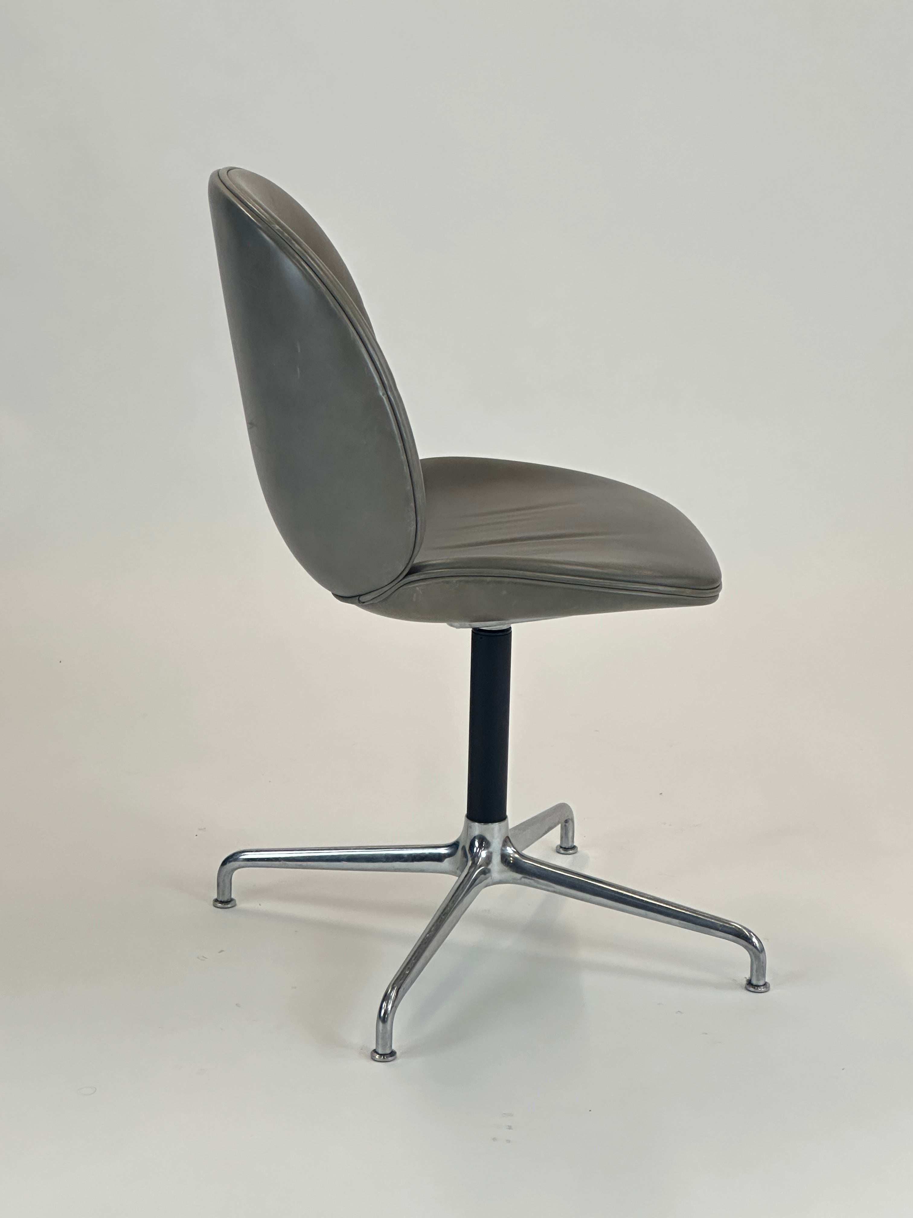GUBI | Beetle Meeting Chair (Grå)