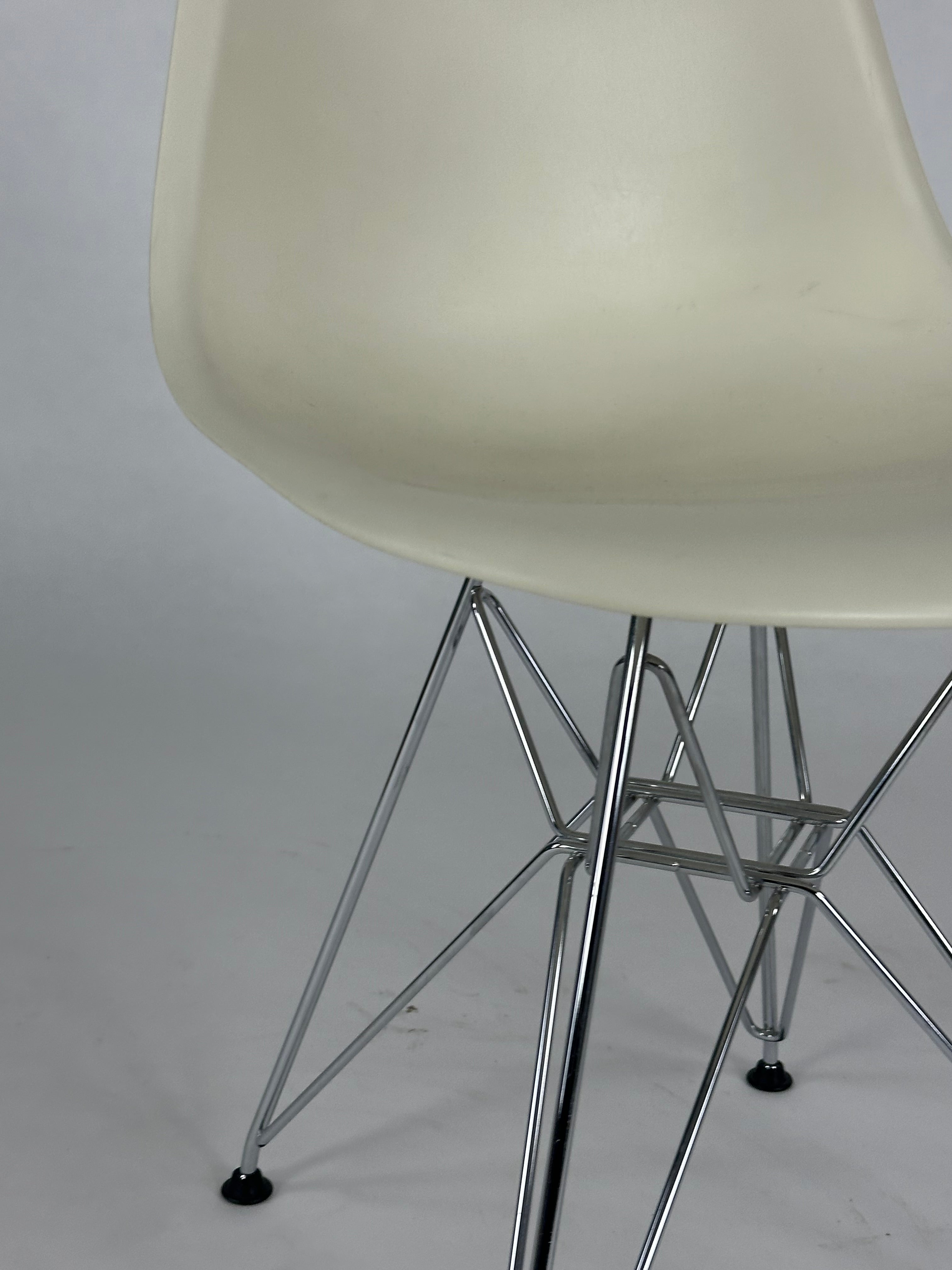 Vitra Eames Plastic Sidechair