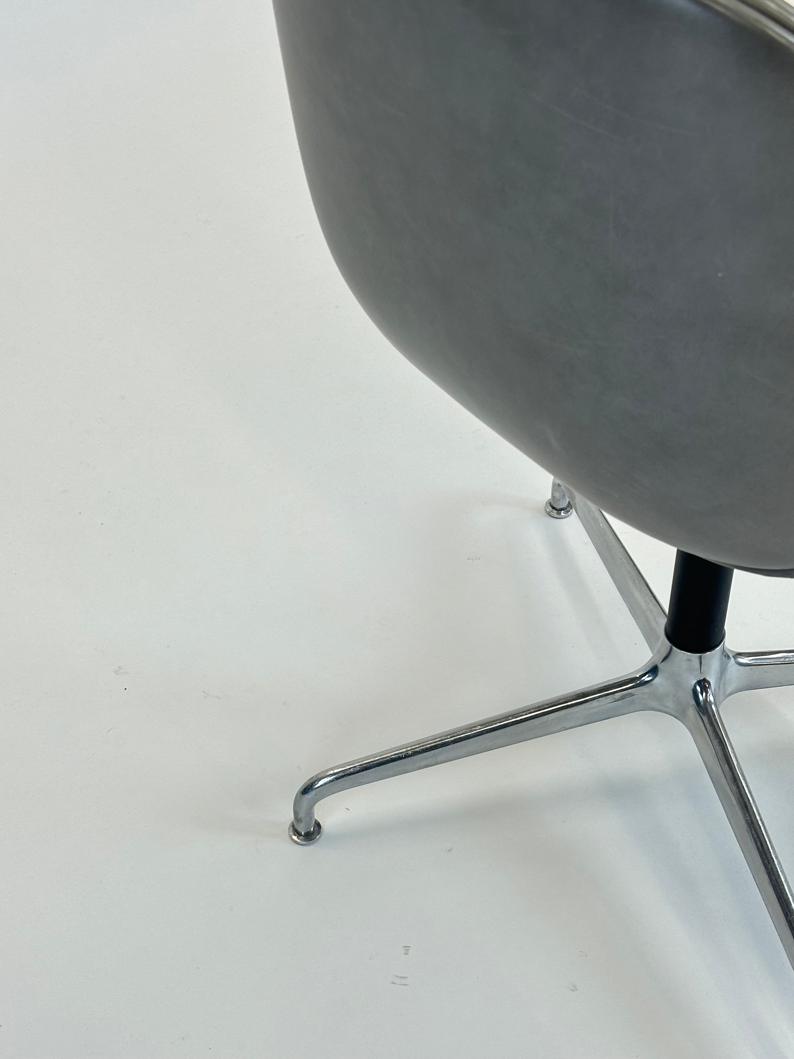 GUBI | Beetle Meeting Chair (Grå)
