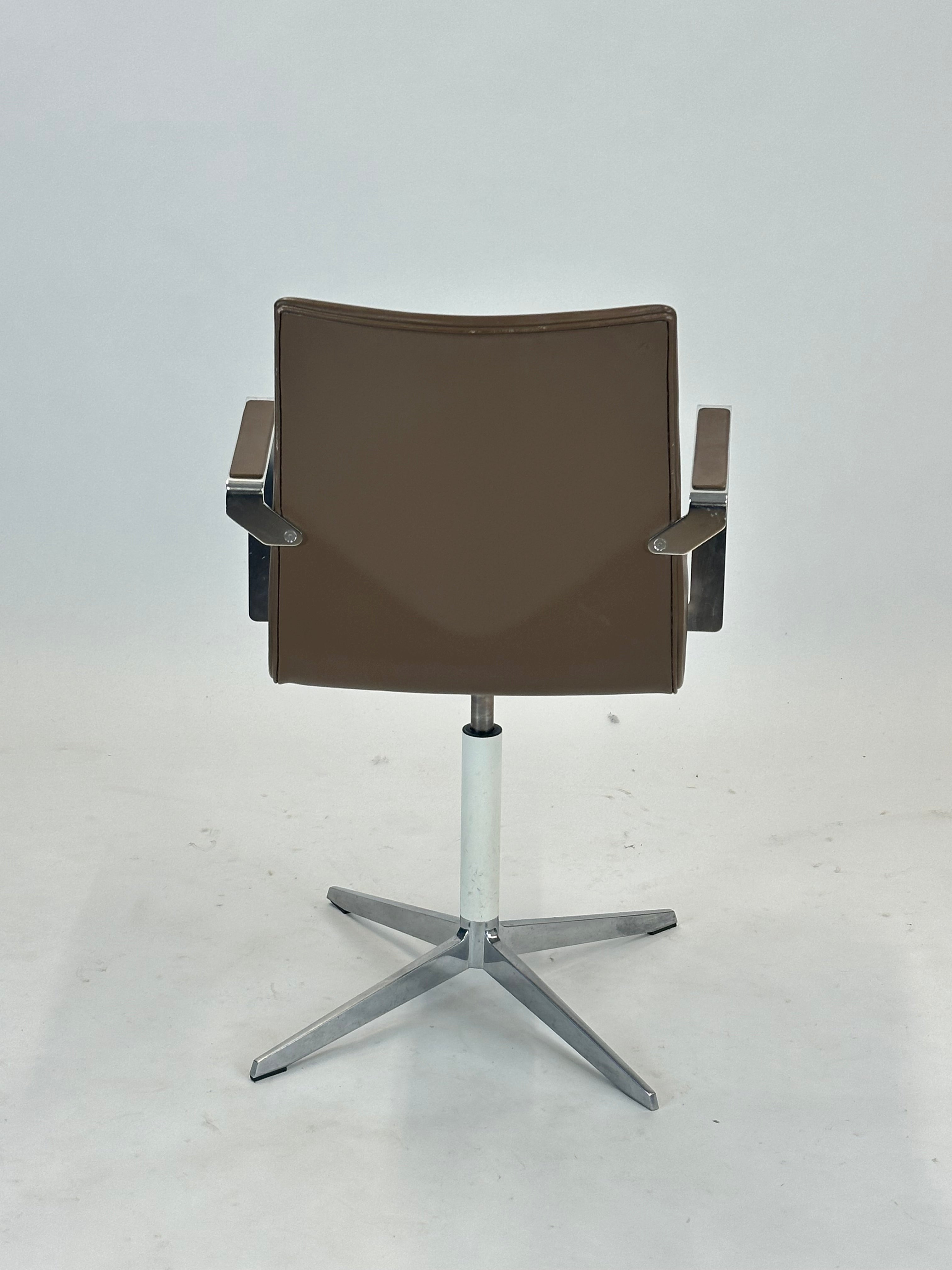 Four Design - 4-Cast® XL Mødestol (Mørkebrun)
