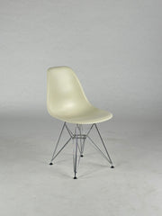 Vitra Eames Plastic Sidechair