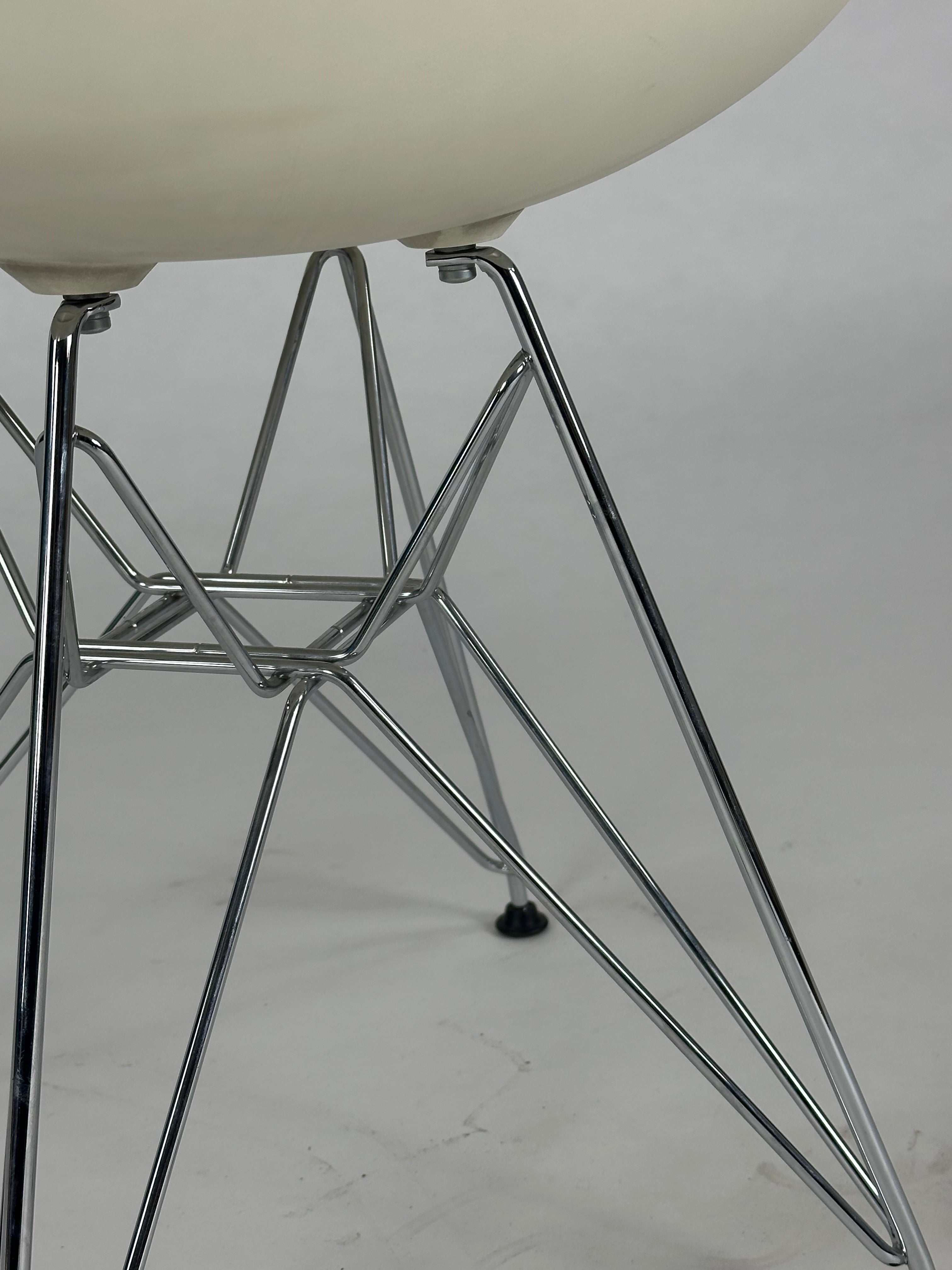 Vitra Eames Plastic Sidechair