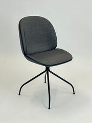 GUBI | Beetle Meeting Chair (Grå)