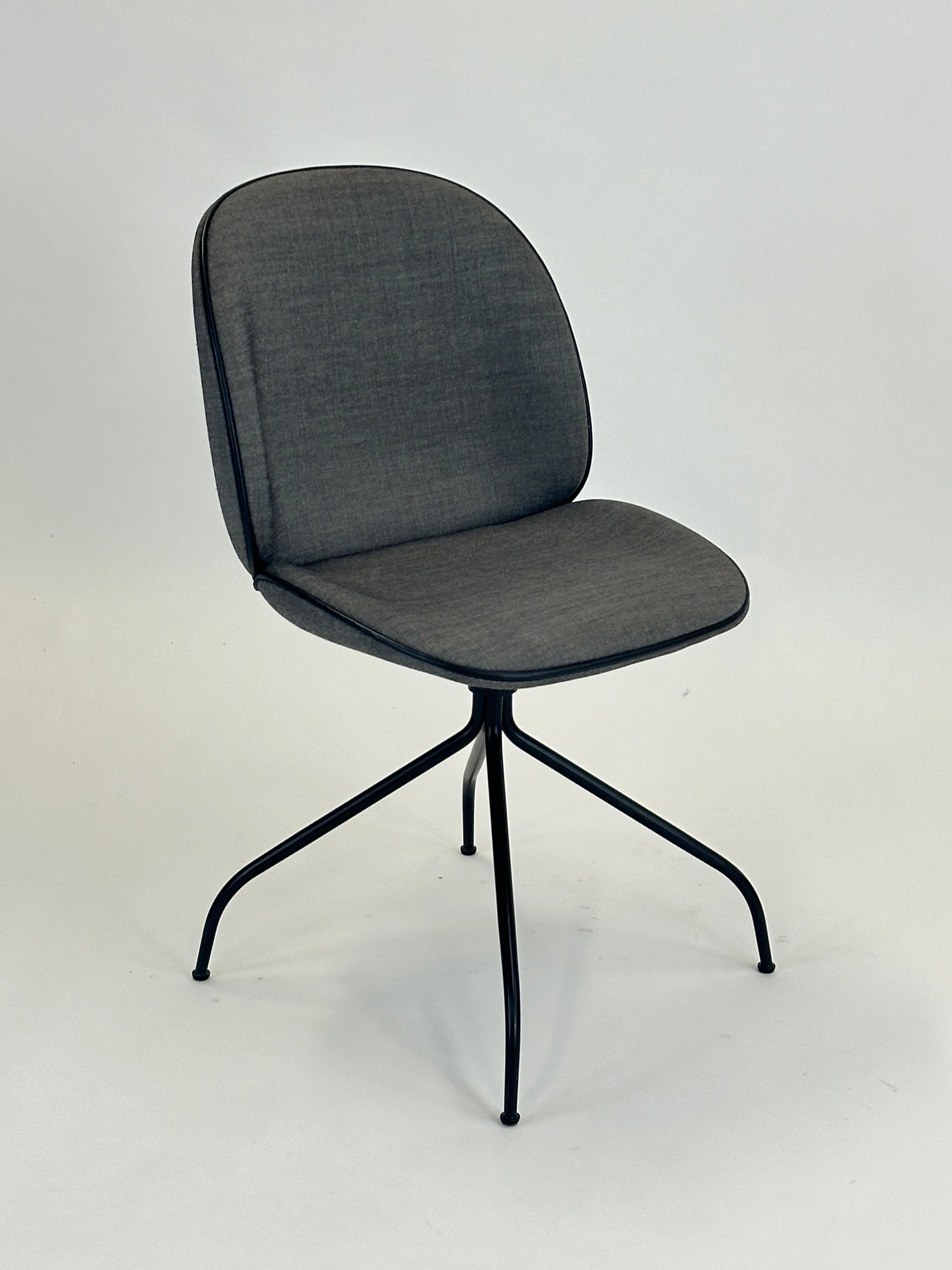 GUBI | Beetle Meeting Chair (Grå)