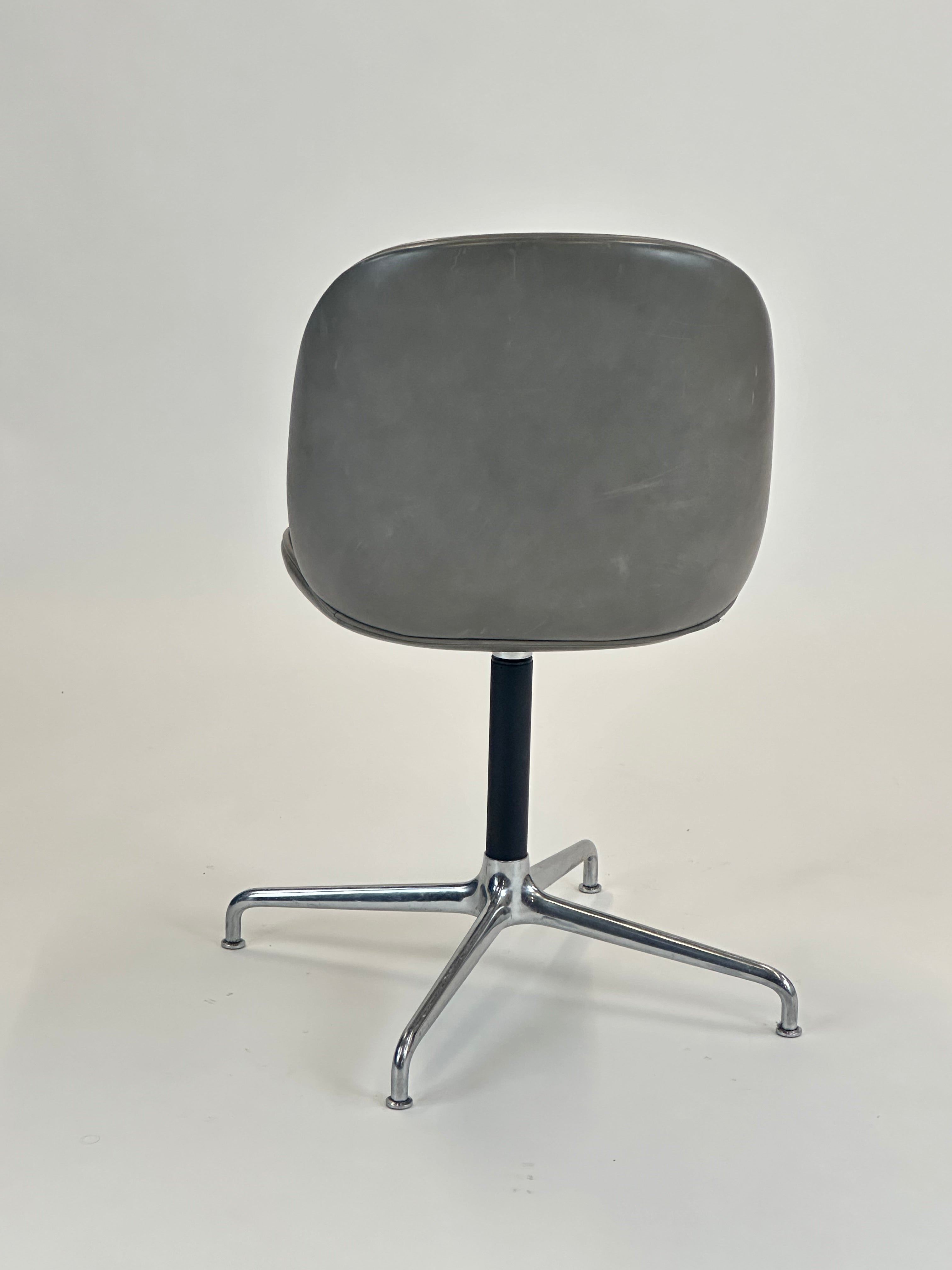 GUBI | Beetle Meeting Chair (Grå)