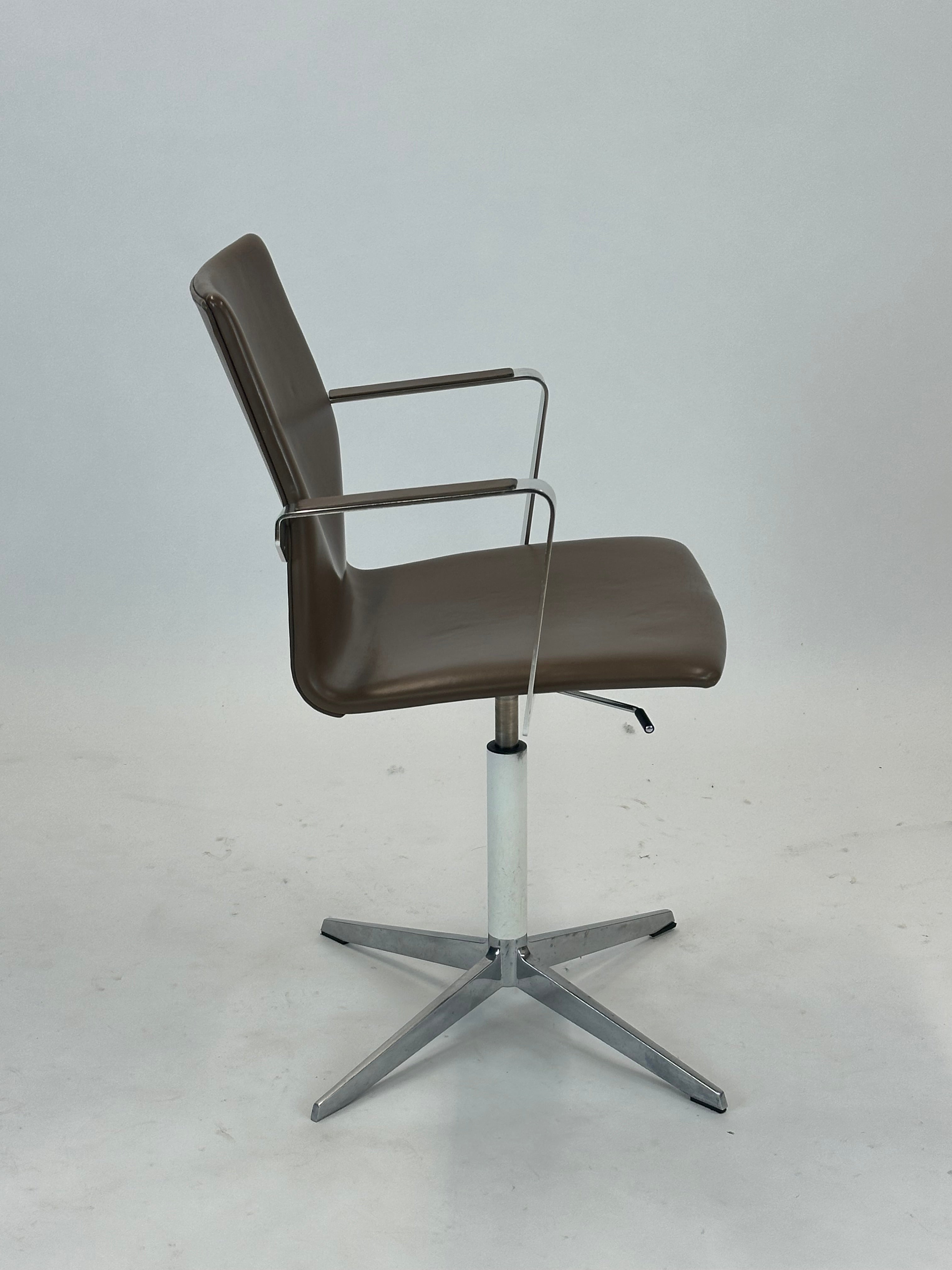Four Design - 4-Cast® XL Mødestol (Mørkebrun)