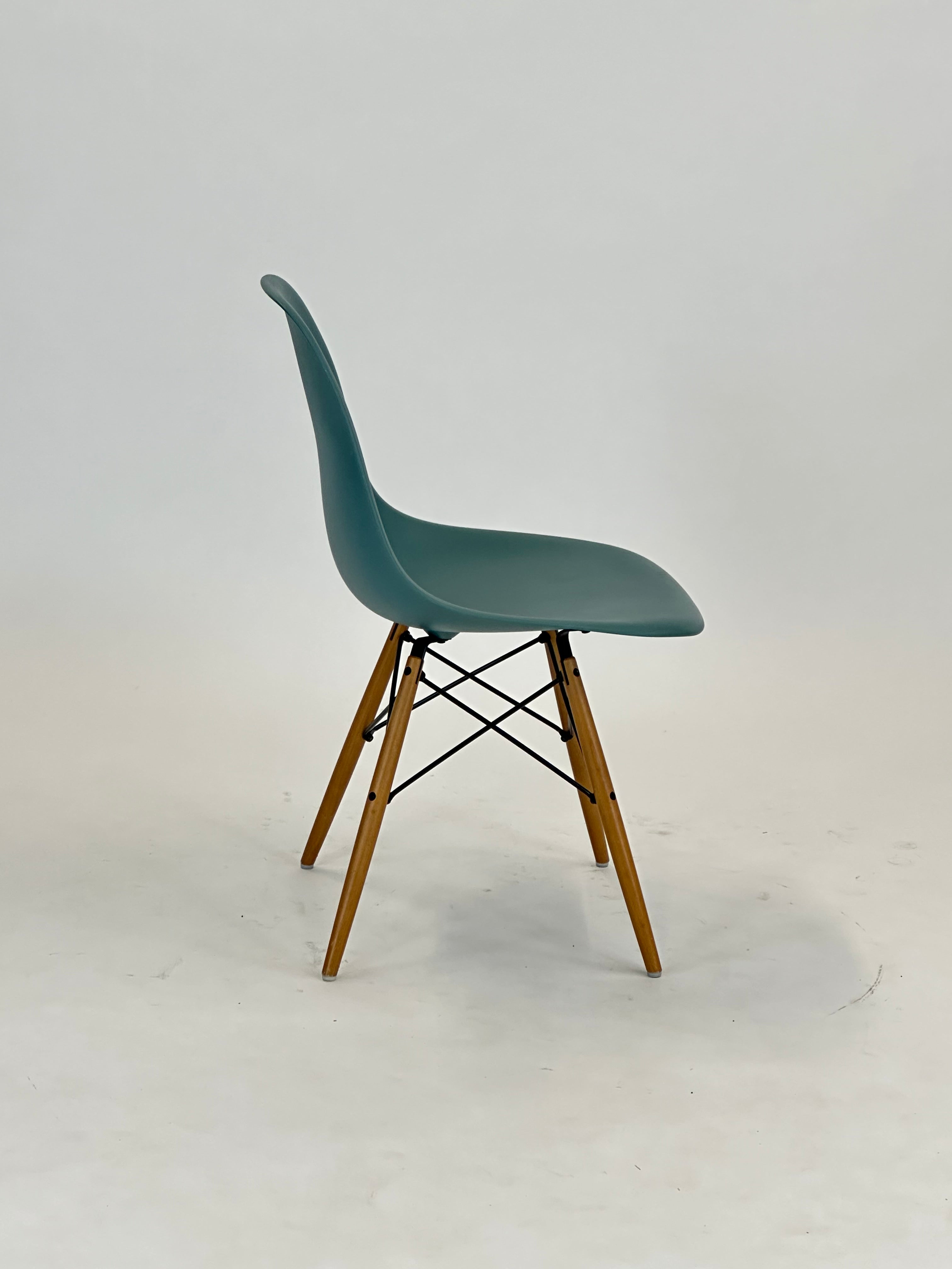Sæt af Vitra Eames DSW Stole (Sea blue)