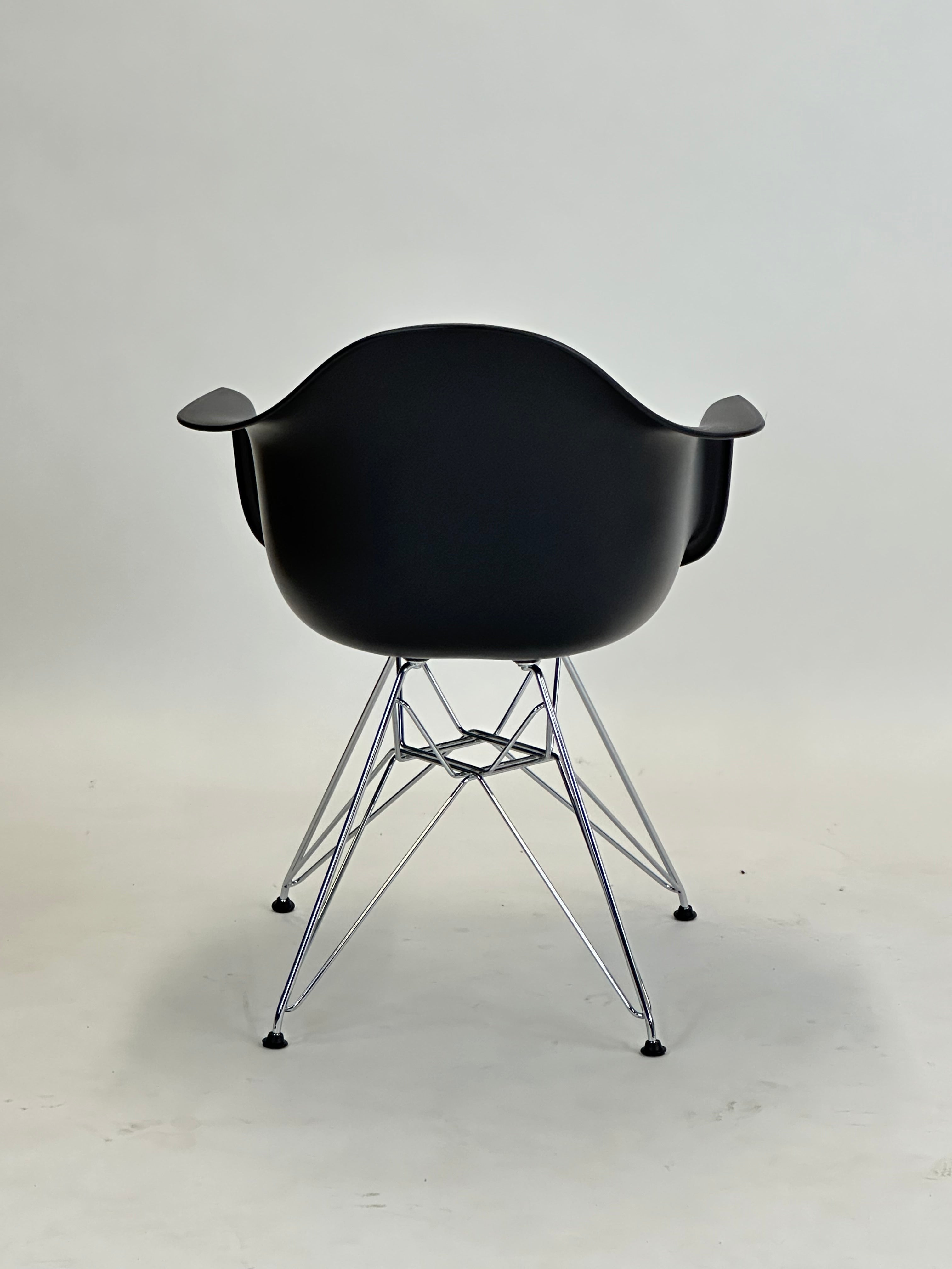 Vitra Eames Plastic Armchair DAR (Sort)