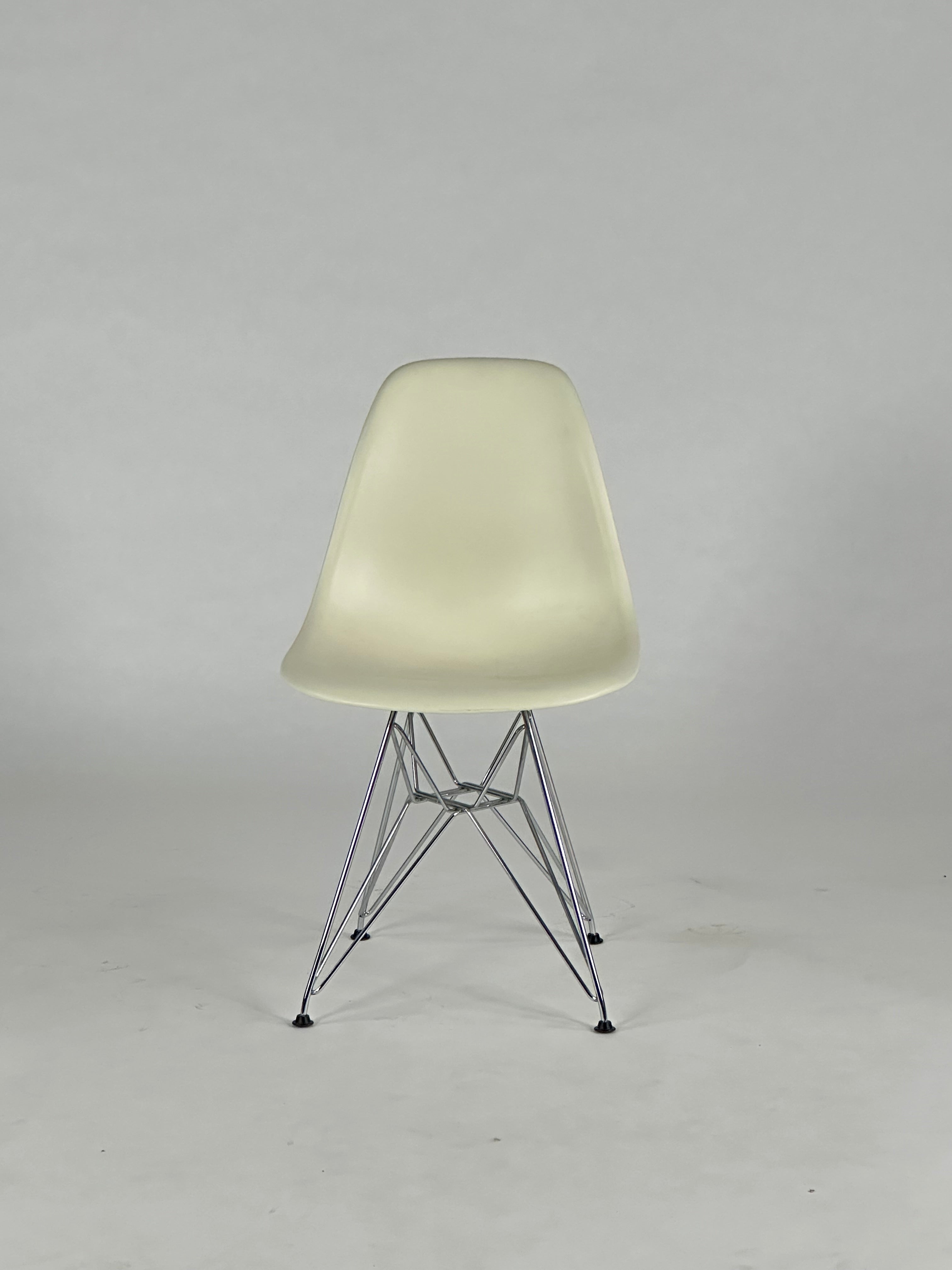 Vitra Eames Plastic Sidechair