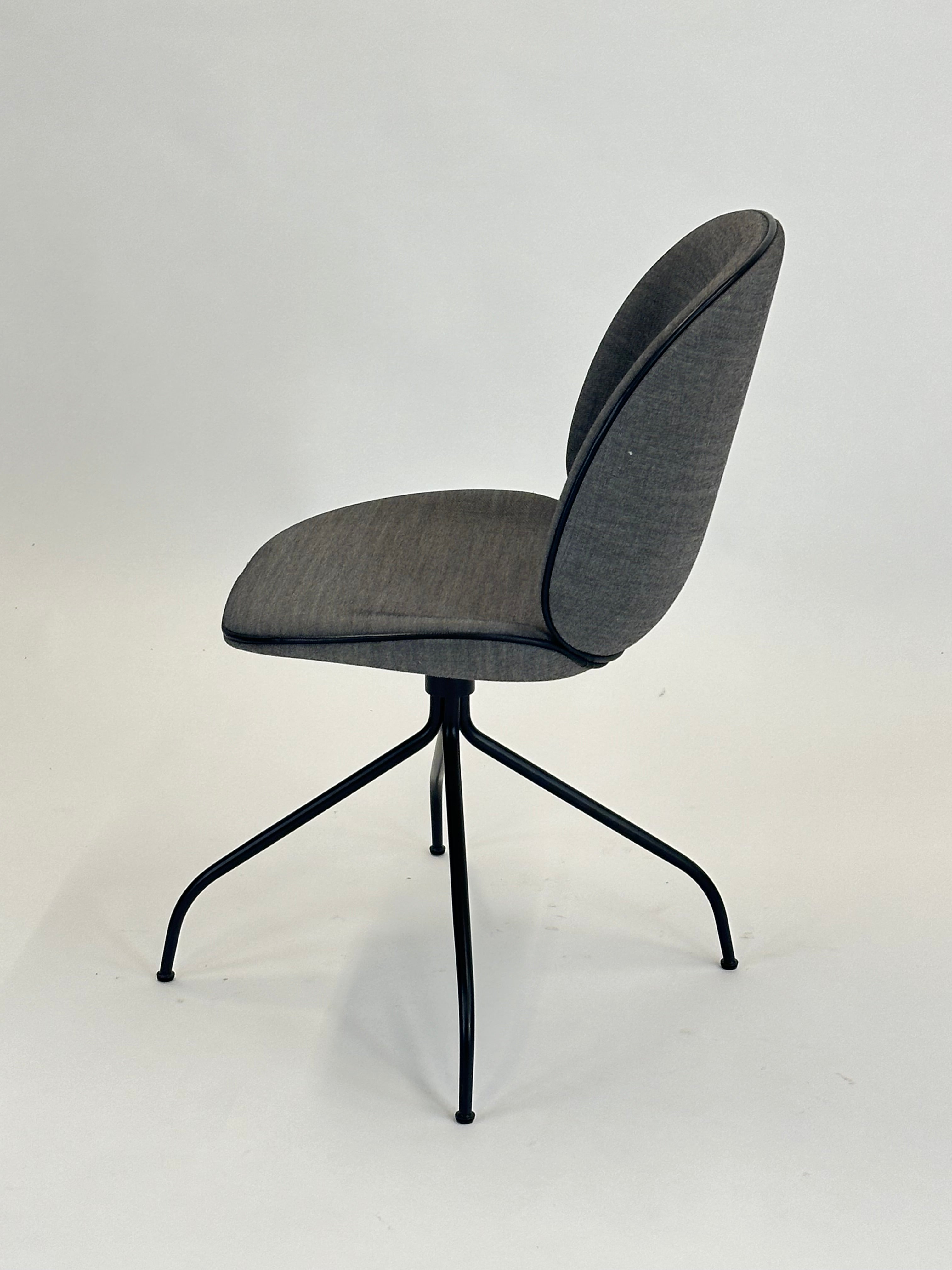 GUBI | Beetle Meeting Chair (Grå)