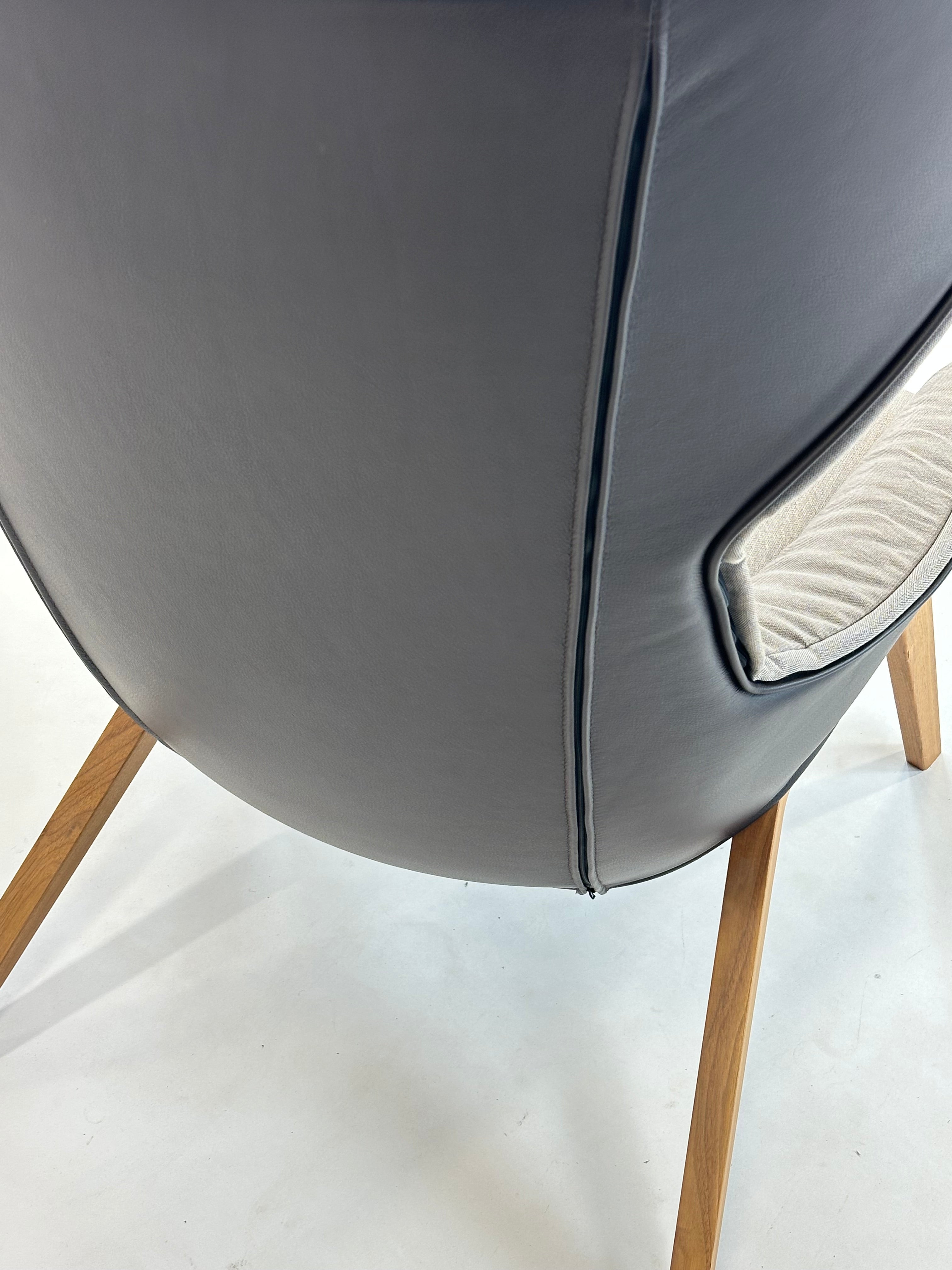 P22 Wingback Lounge Chair - Cassina
