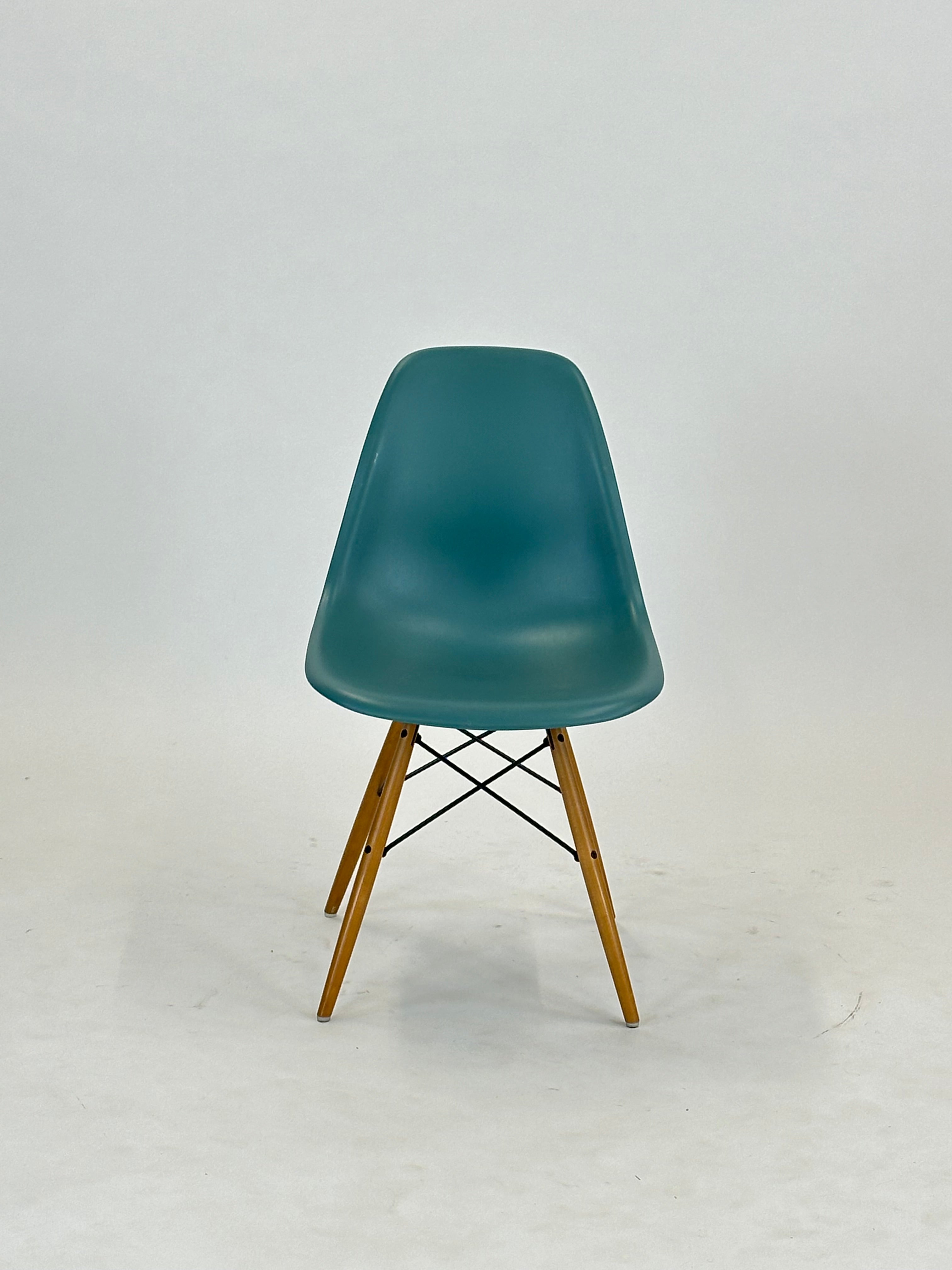 Sæt af Vitra Eames DSW Stole (Sea blue)