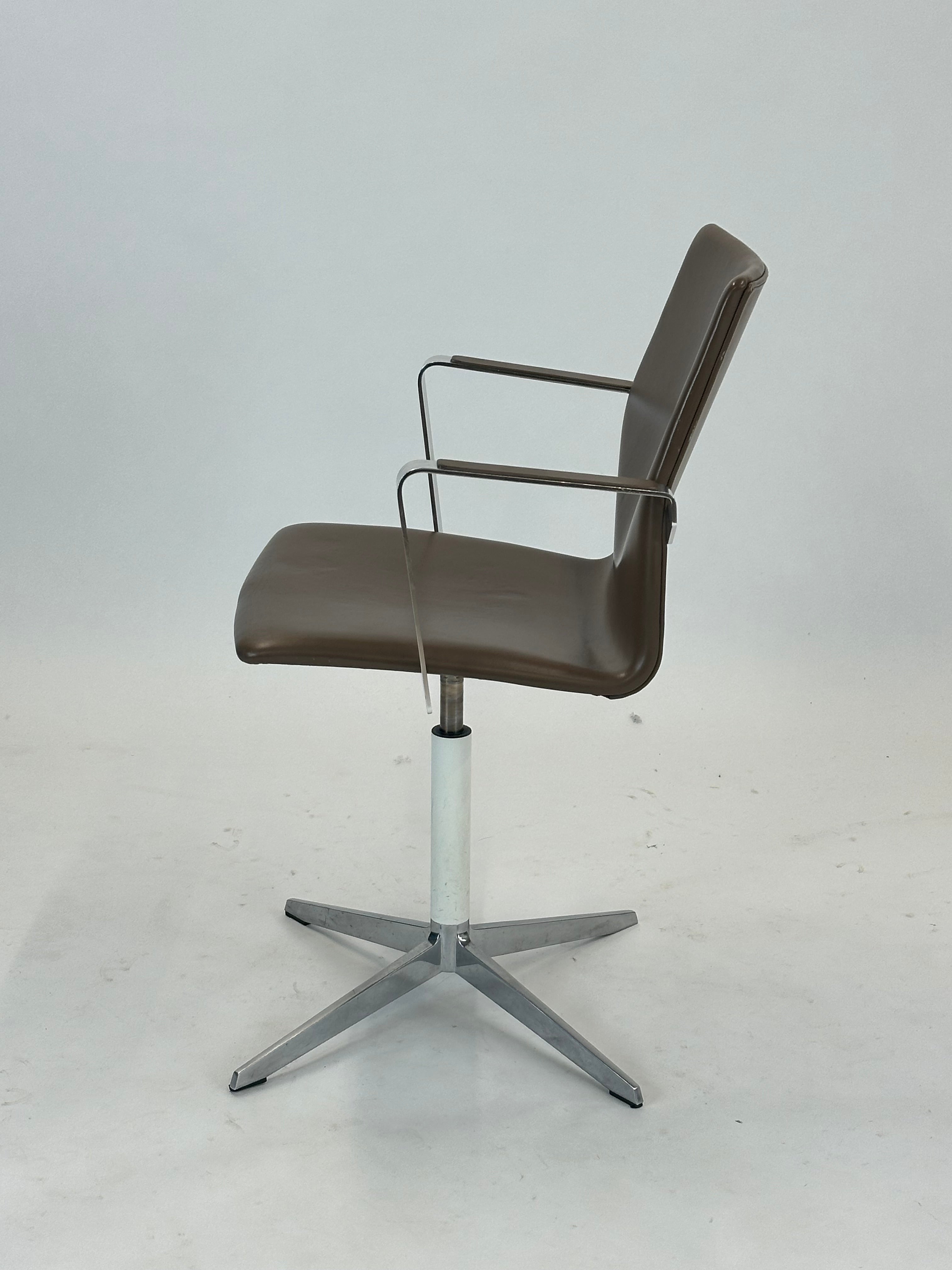 Four Design - 4-Cast® XL Mødestol (Mørkebrun)