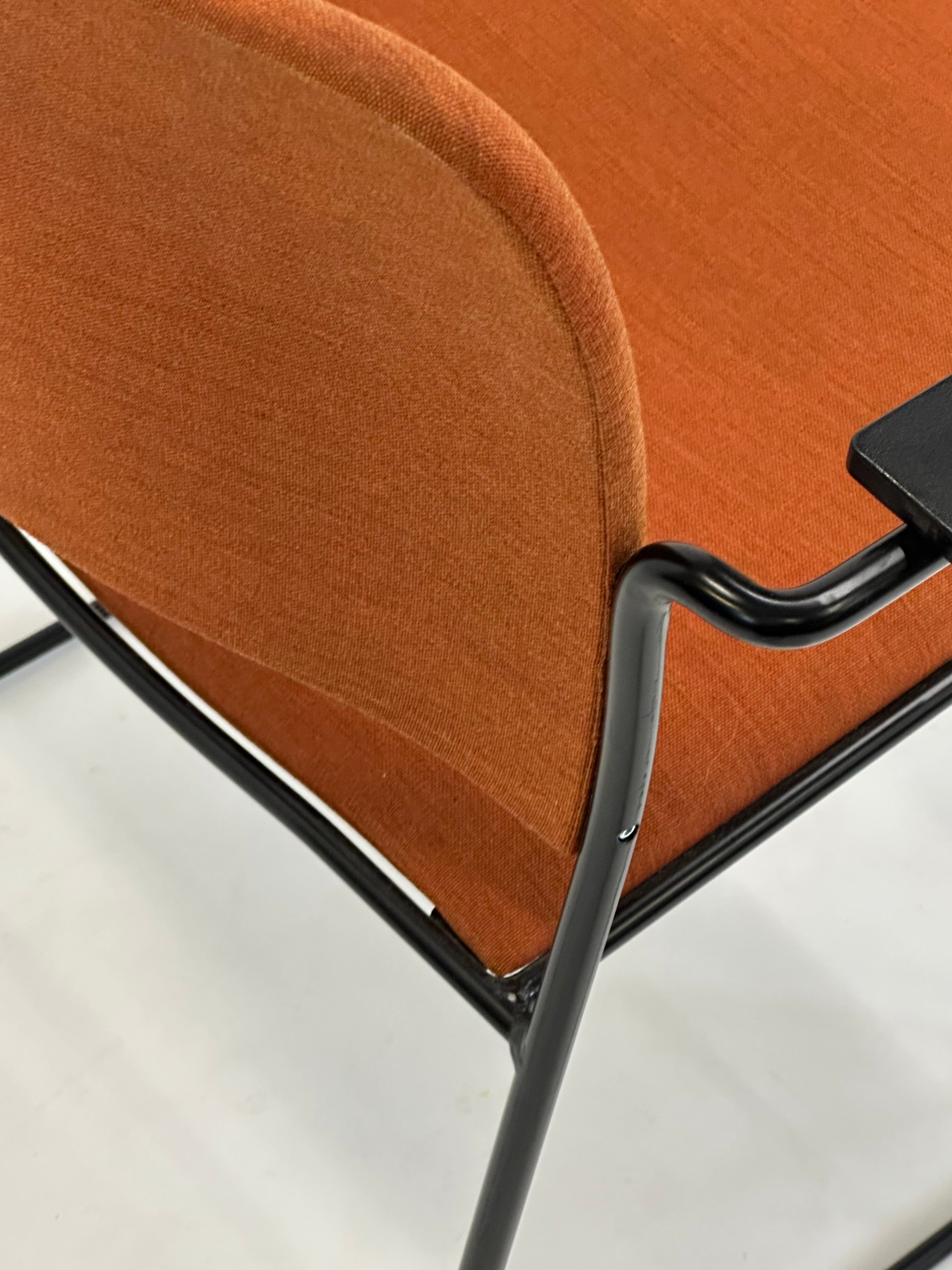 40/4 Konferencestol - Howe (Orange m. sorte armlæn)
