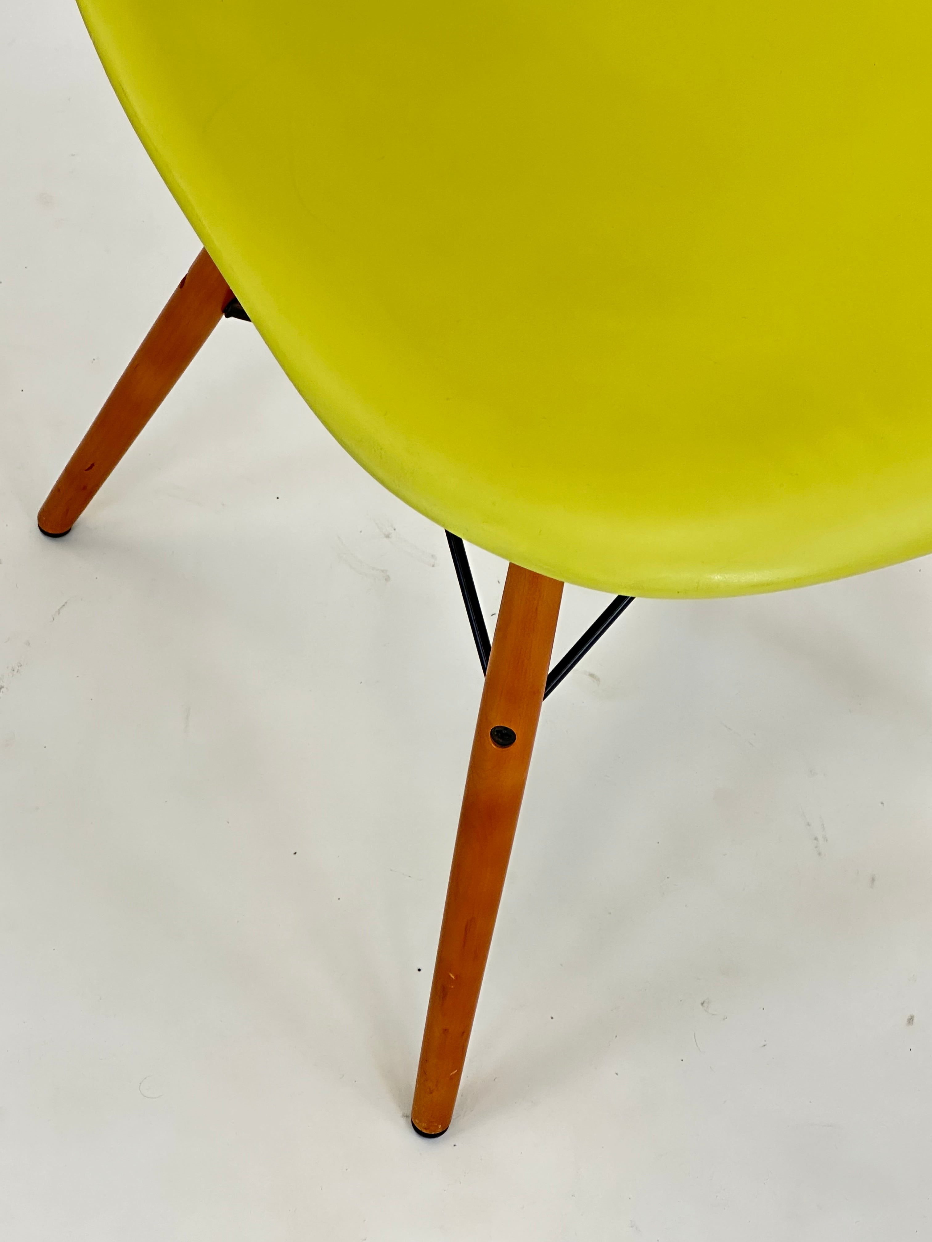 Vitra Eames DSW Stol (Citron RE)