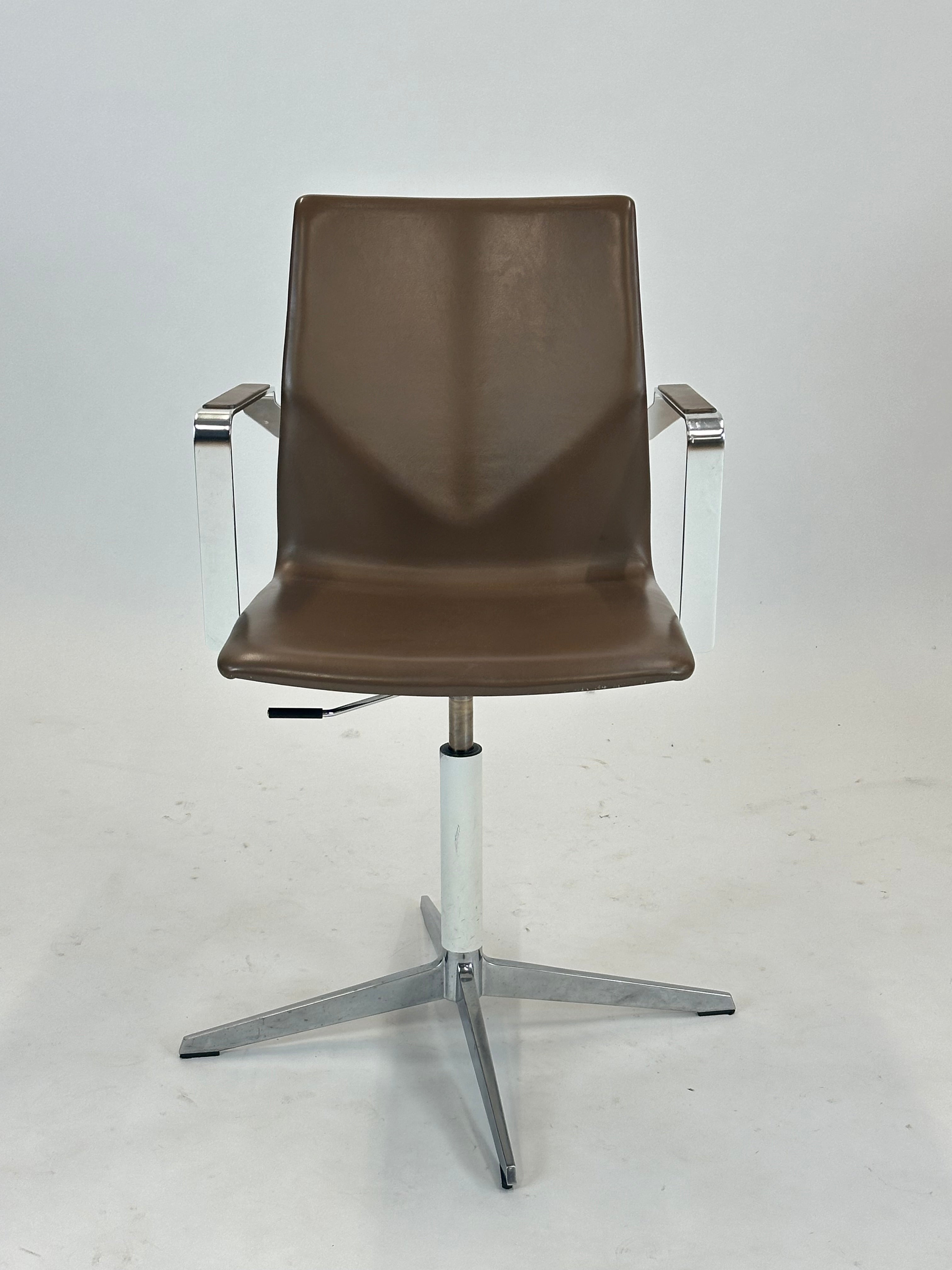 Four Design - 4-Cast® XL Mødestol (Mørkebrun)