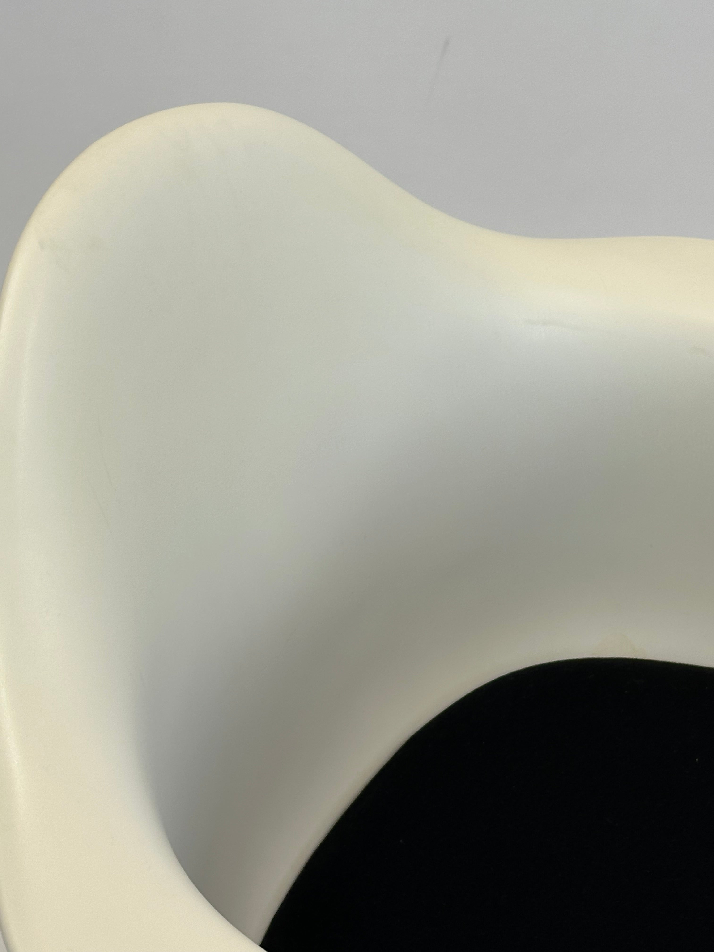 Vitra Eames Plastic Armchair DAR (Hvid)