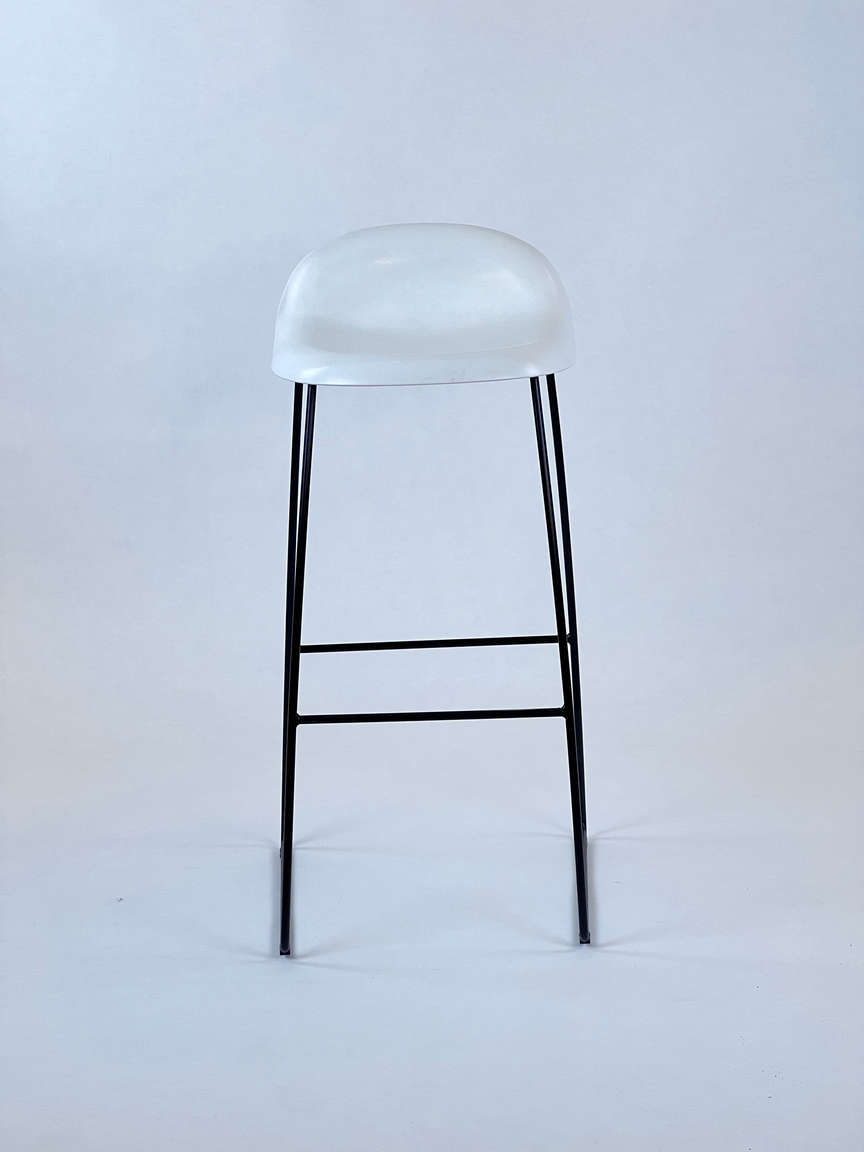 GUBI | 3D Barstol - Sledge Base Hvid/Sort ben