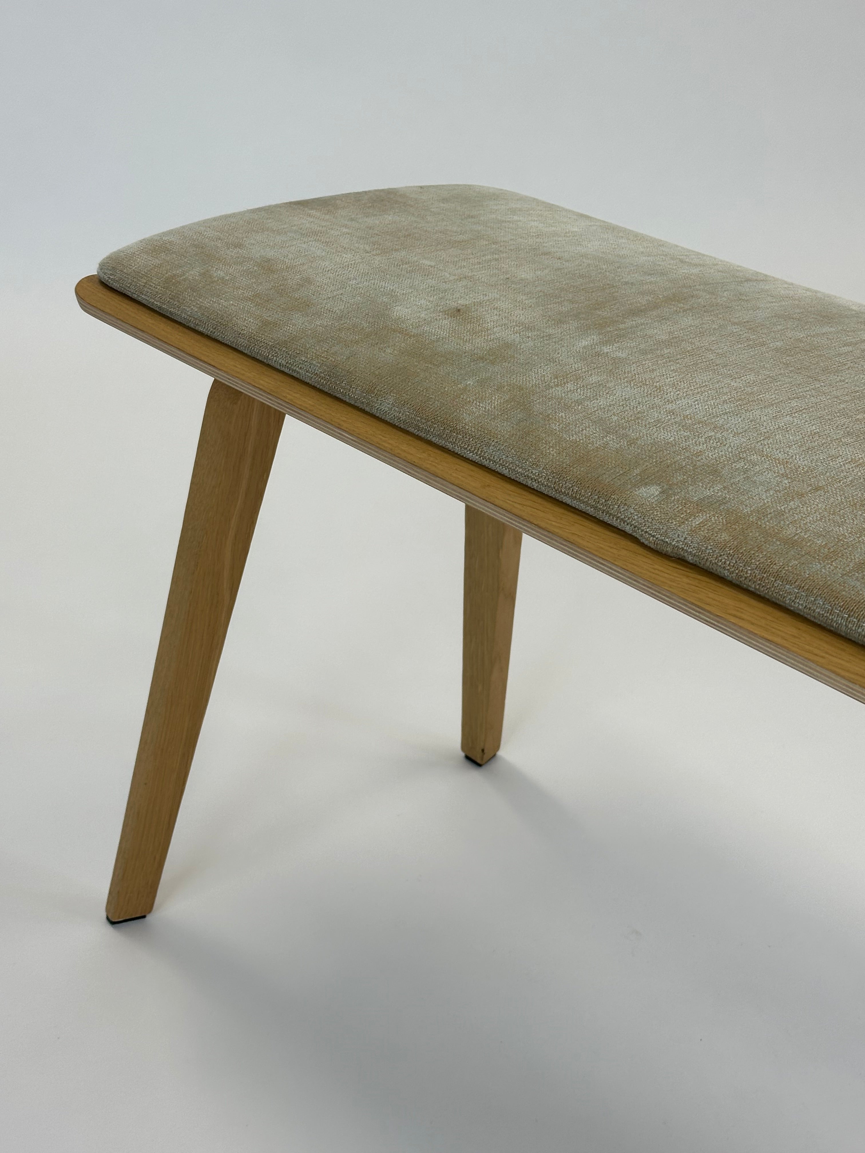 Elegant Bænk i Egetræ m. Sædepolstring