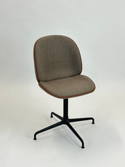 GUBI | Beetle Meeting Chair (m. brun kant)