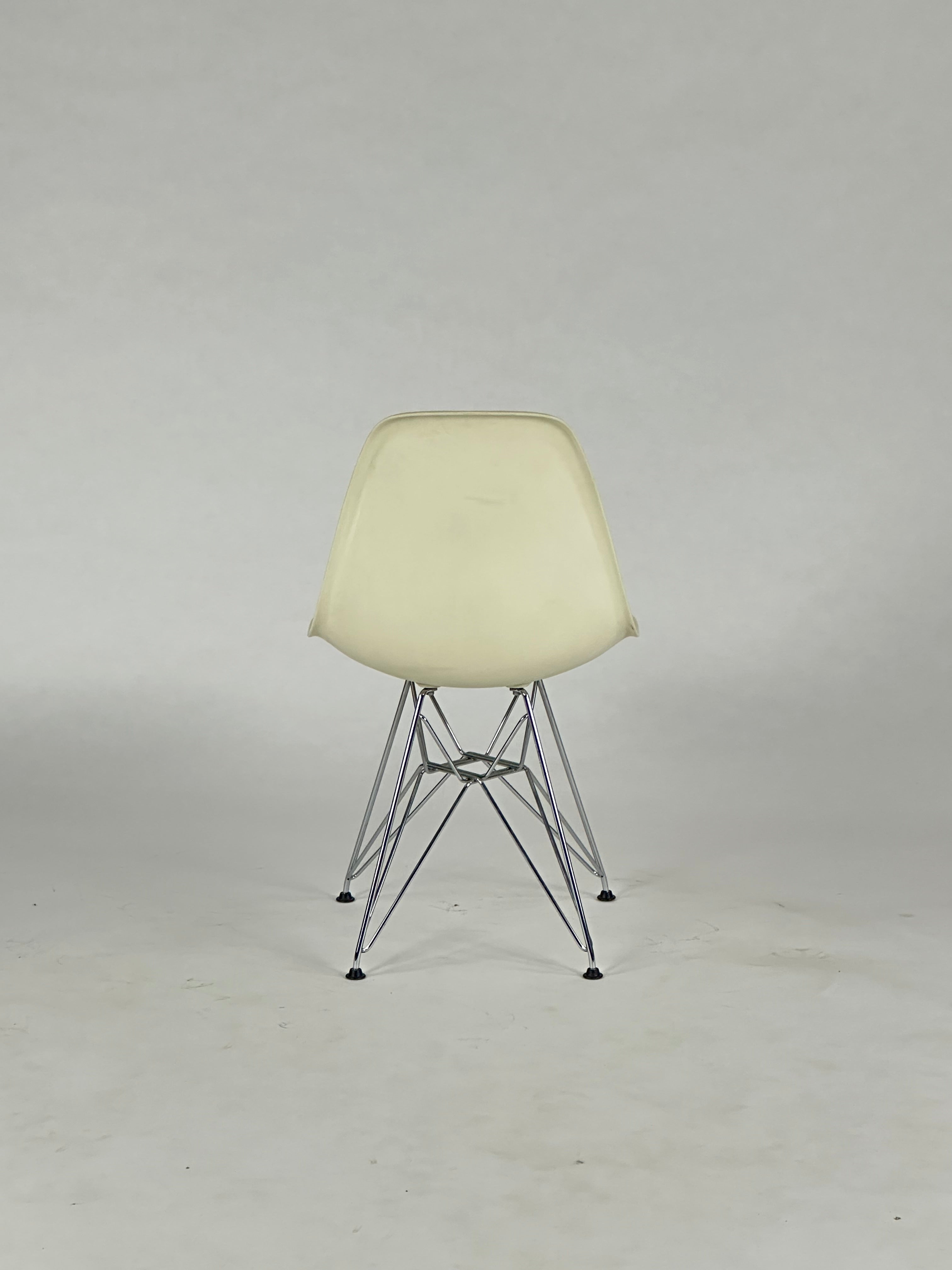 Vitra Eames Plastic Sidechair