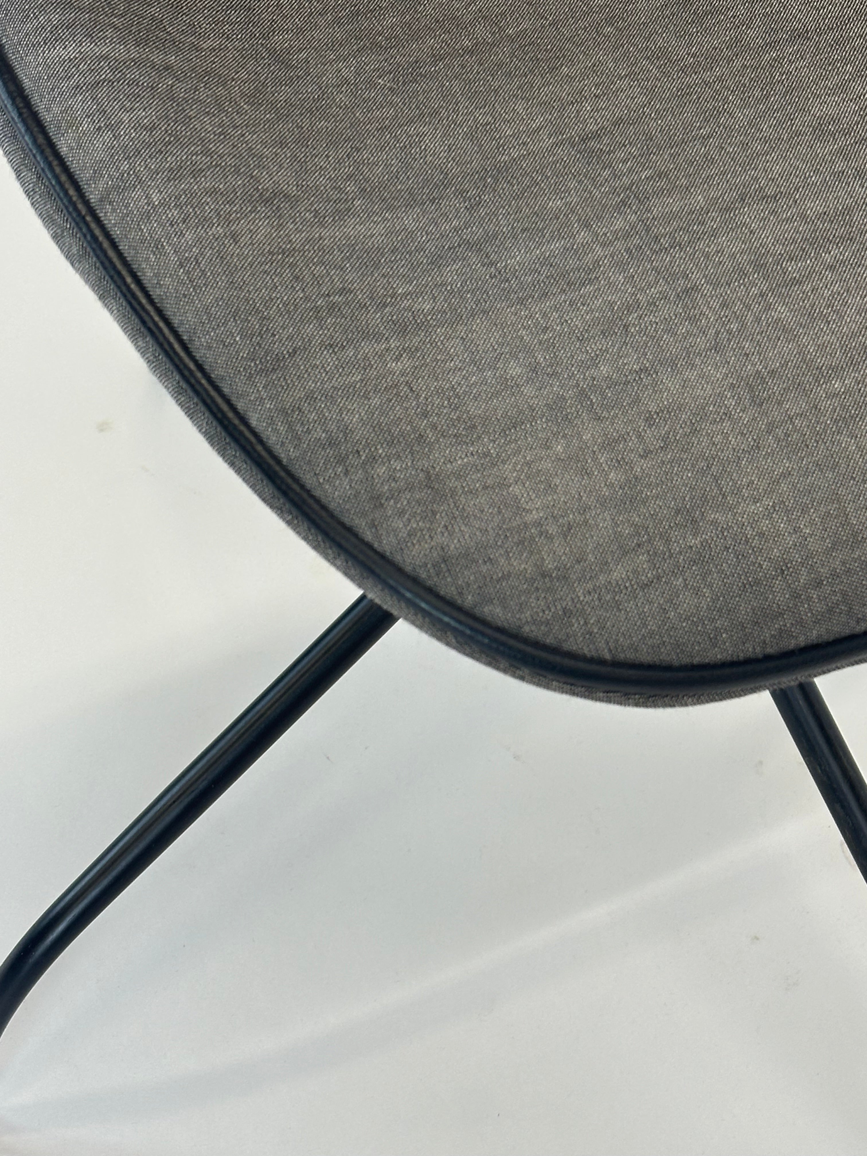 GUBI | Beetle Meeting Chair (Grå)