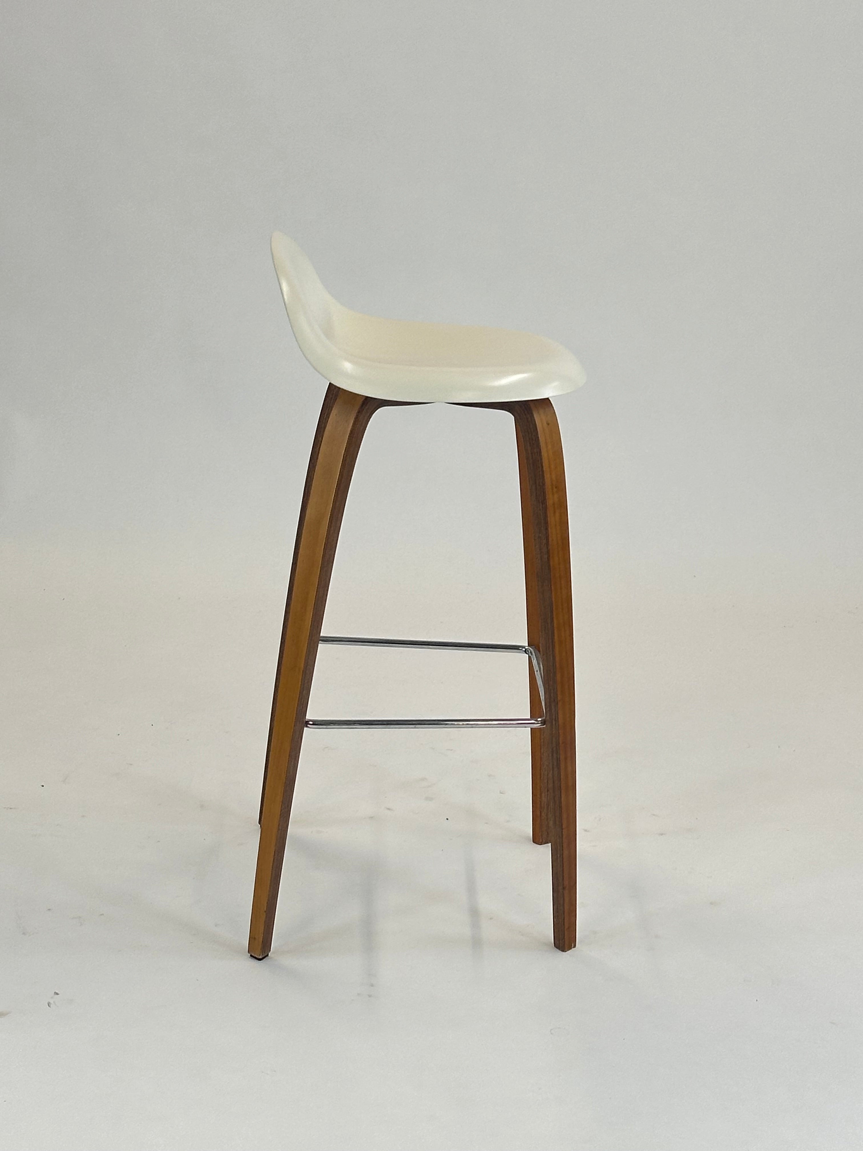 GUBI | 3D Bar Stool (Hvid)