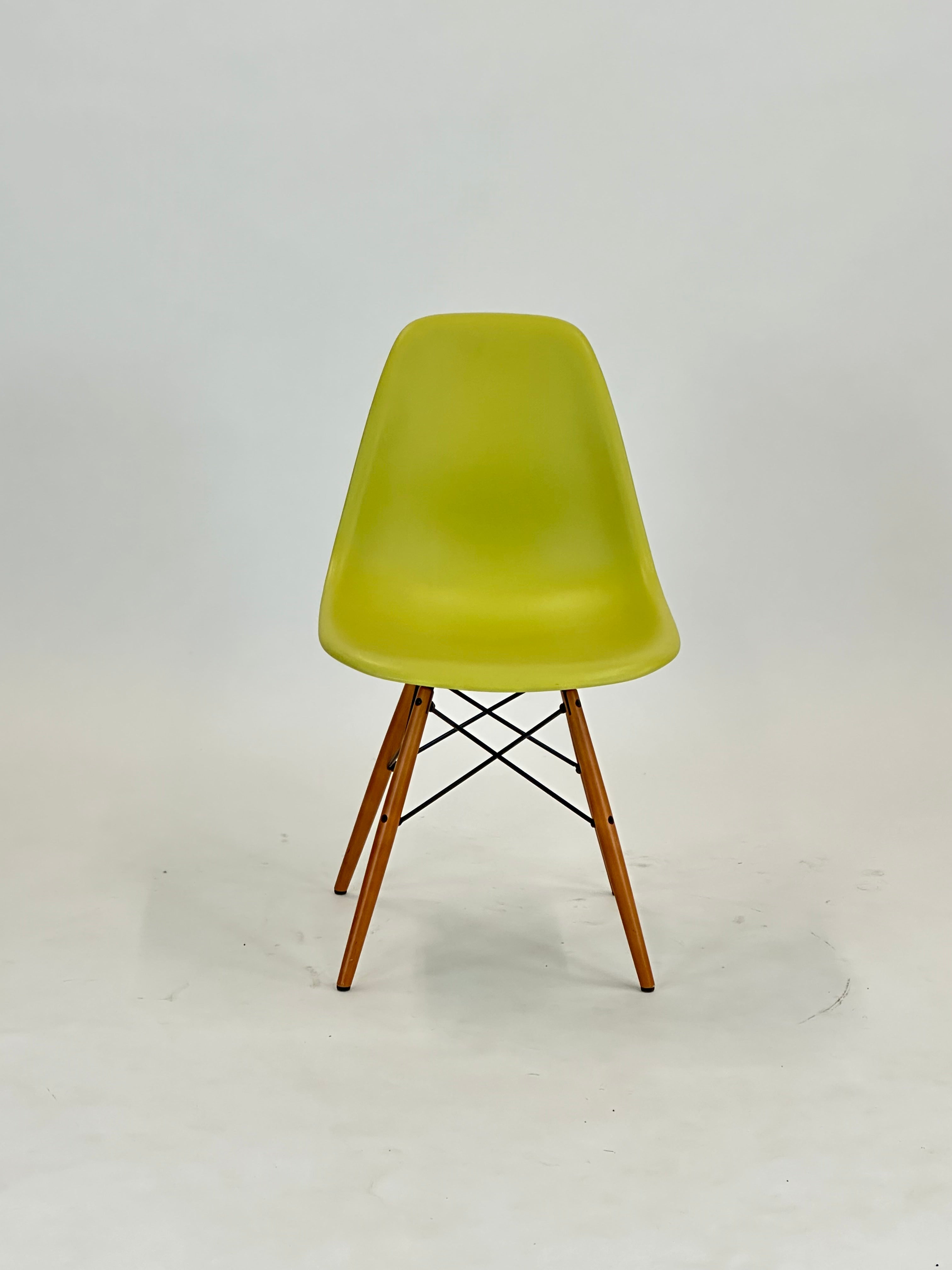 Vitra Eames DSW Stol (Citron RE)
