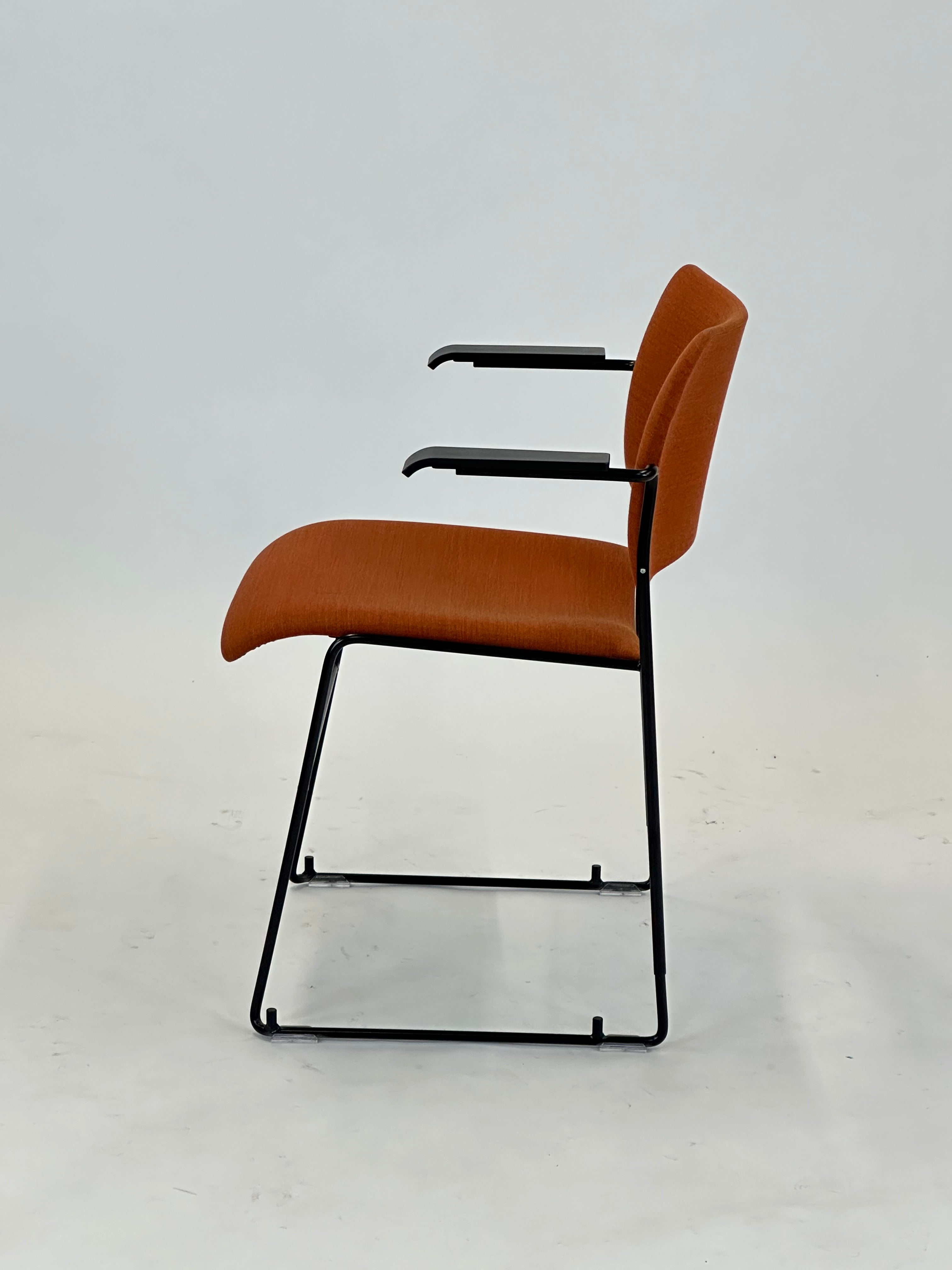 40/4 Konferencestol - Howe (Orange m. sorte armlæn)