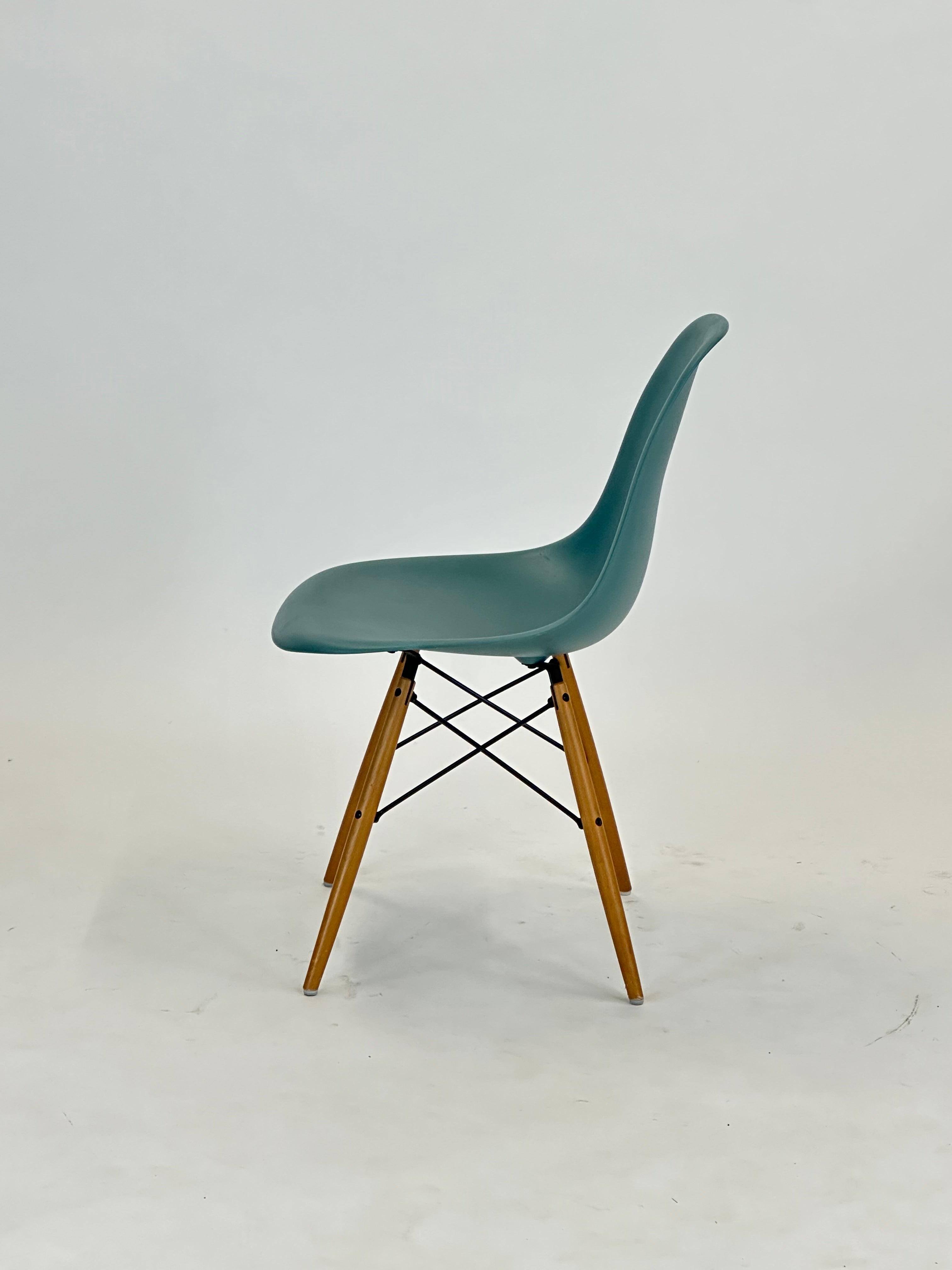 Sæt af Vitra Eames DSW Stole (Sea blue)