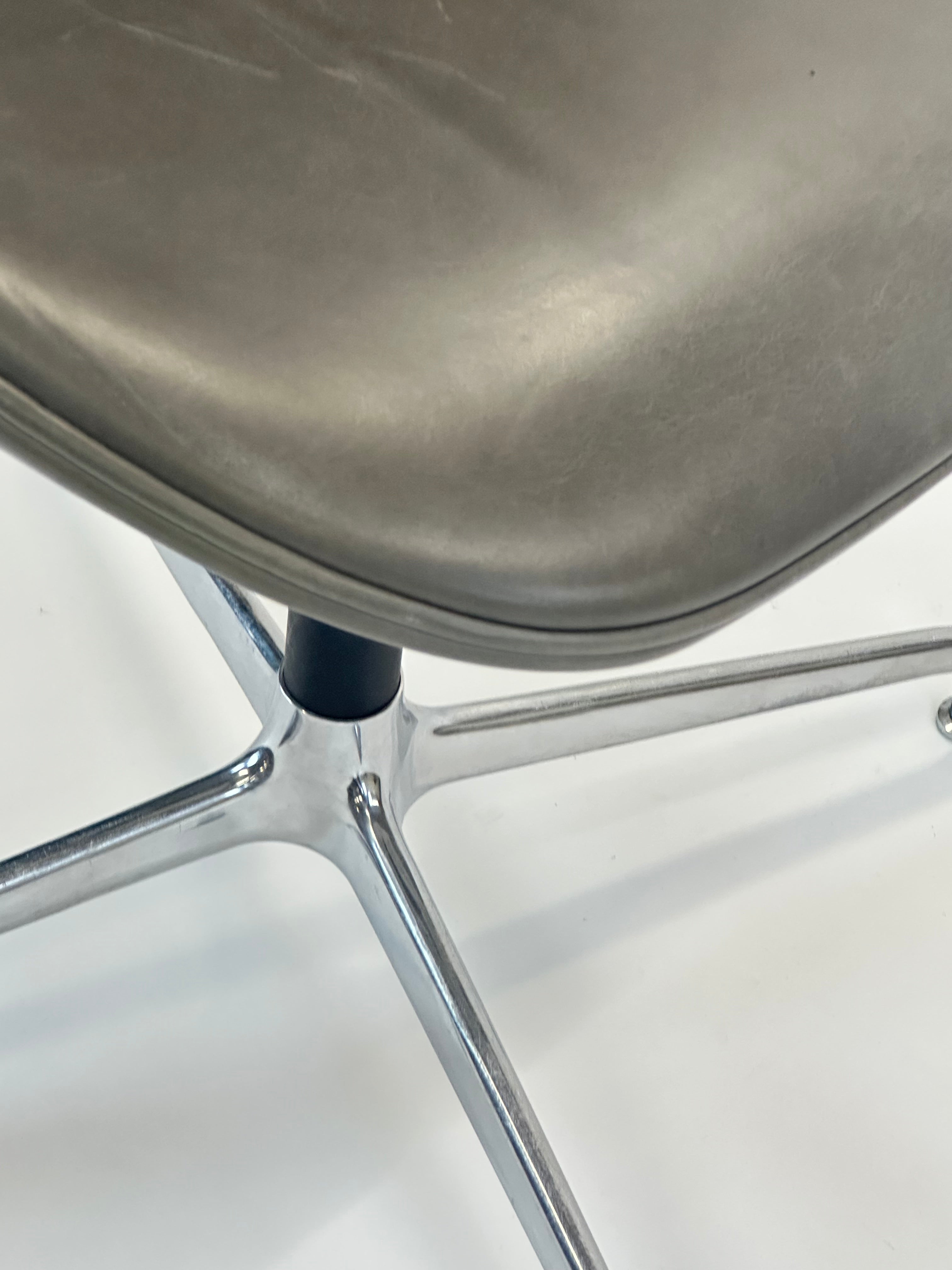 GUBI | Beetle Meeting Chair (Grå)