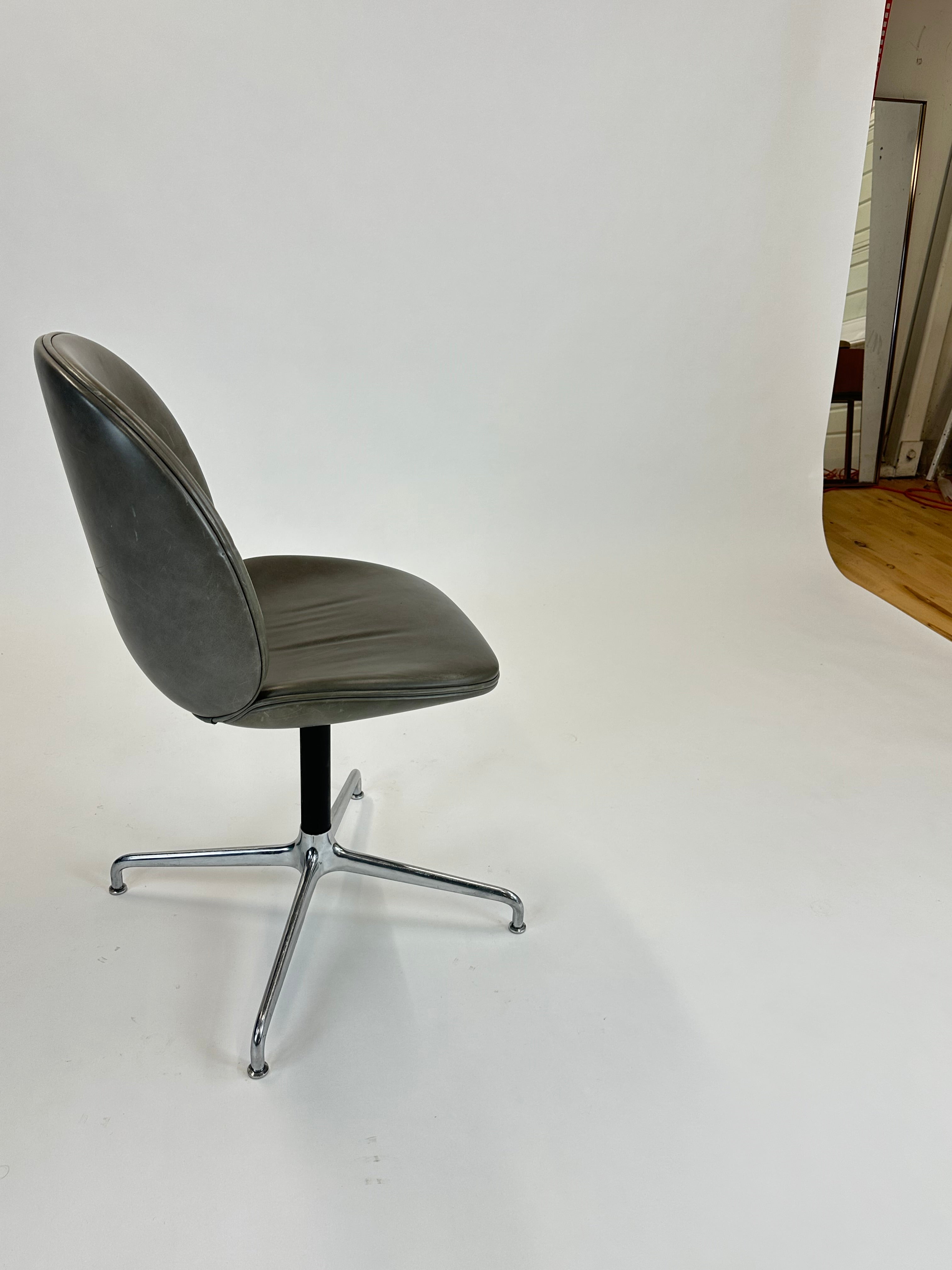 GUBI | Beetle Meeting Chair (Grå)