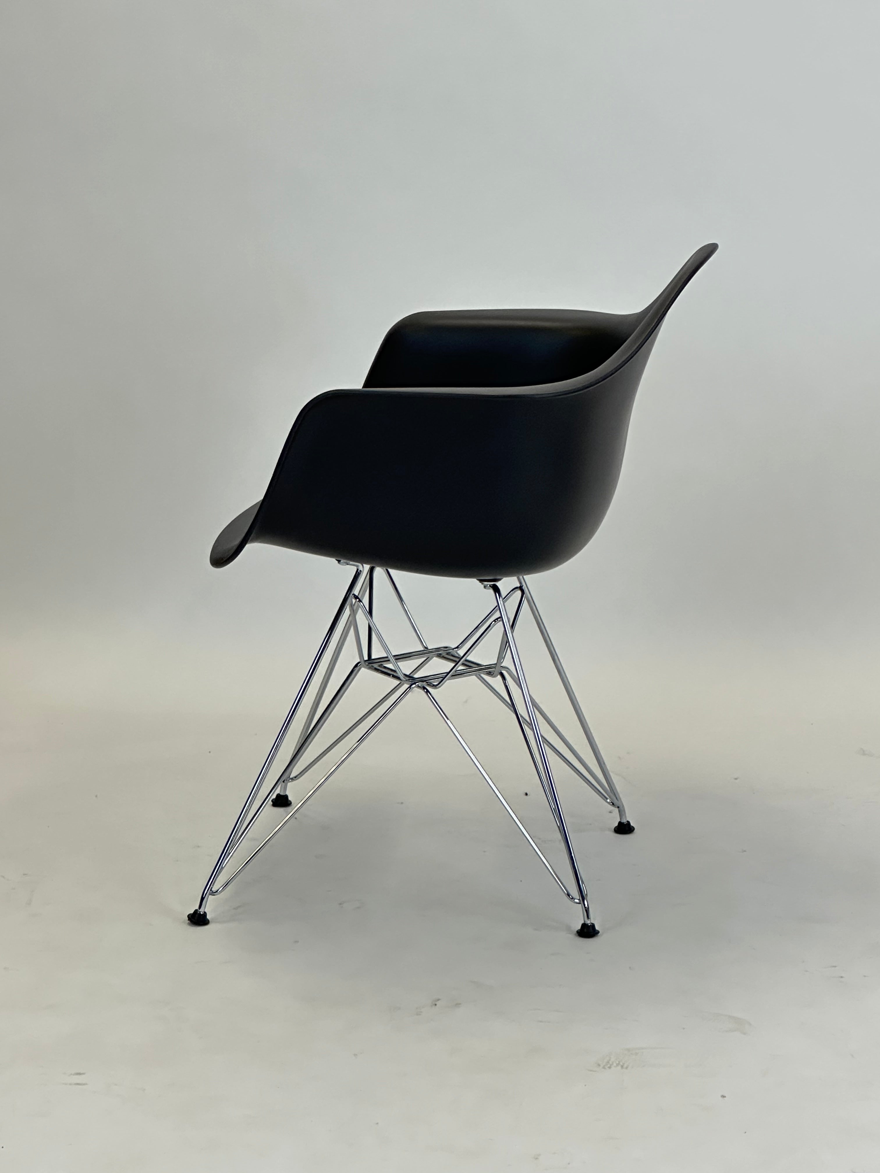 Vitra Eames Plastic Armchair DAR (Sort)