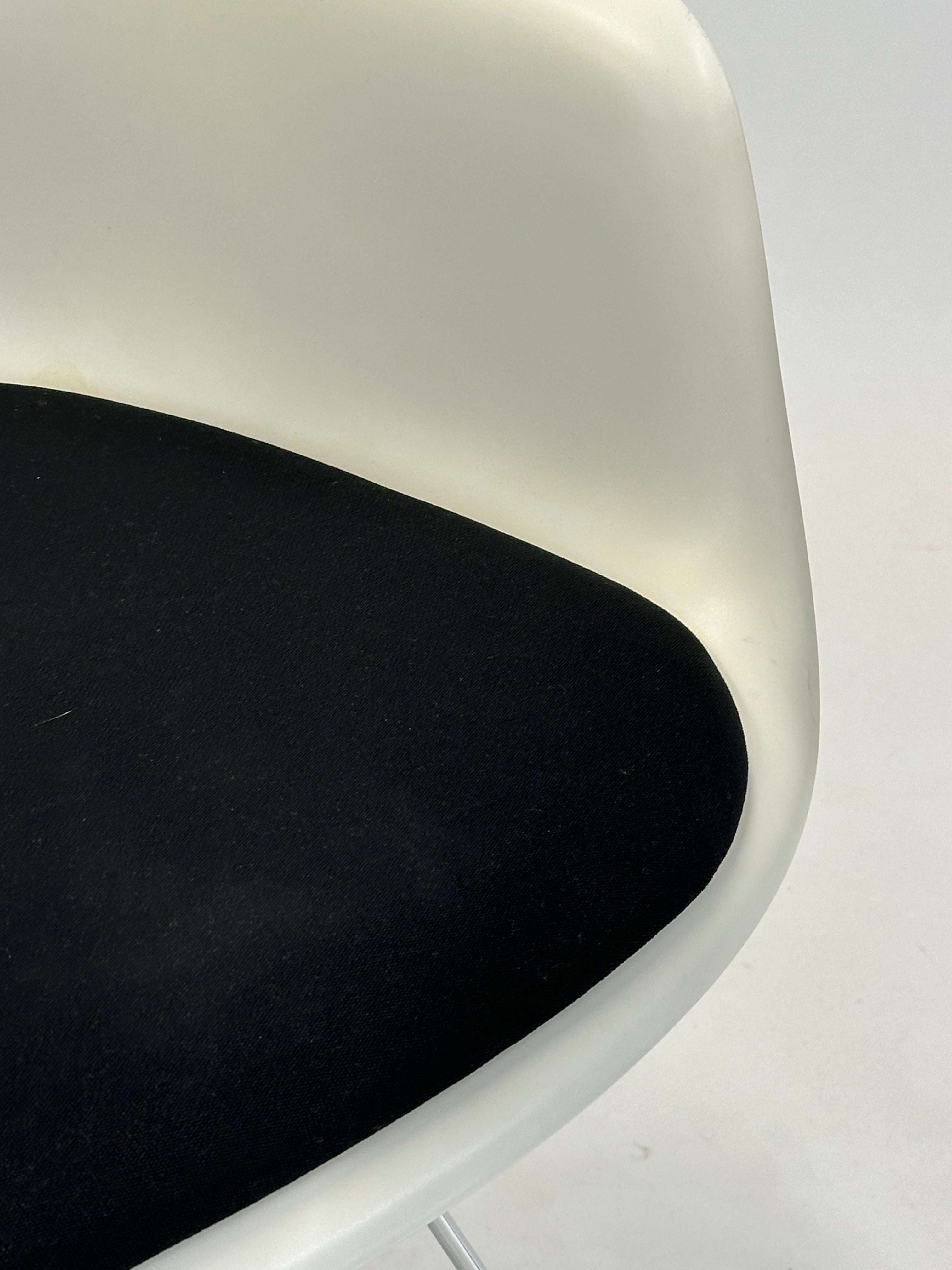 Vitra Eames Plastic Armchair DAR (Hvid)