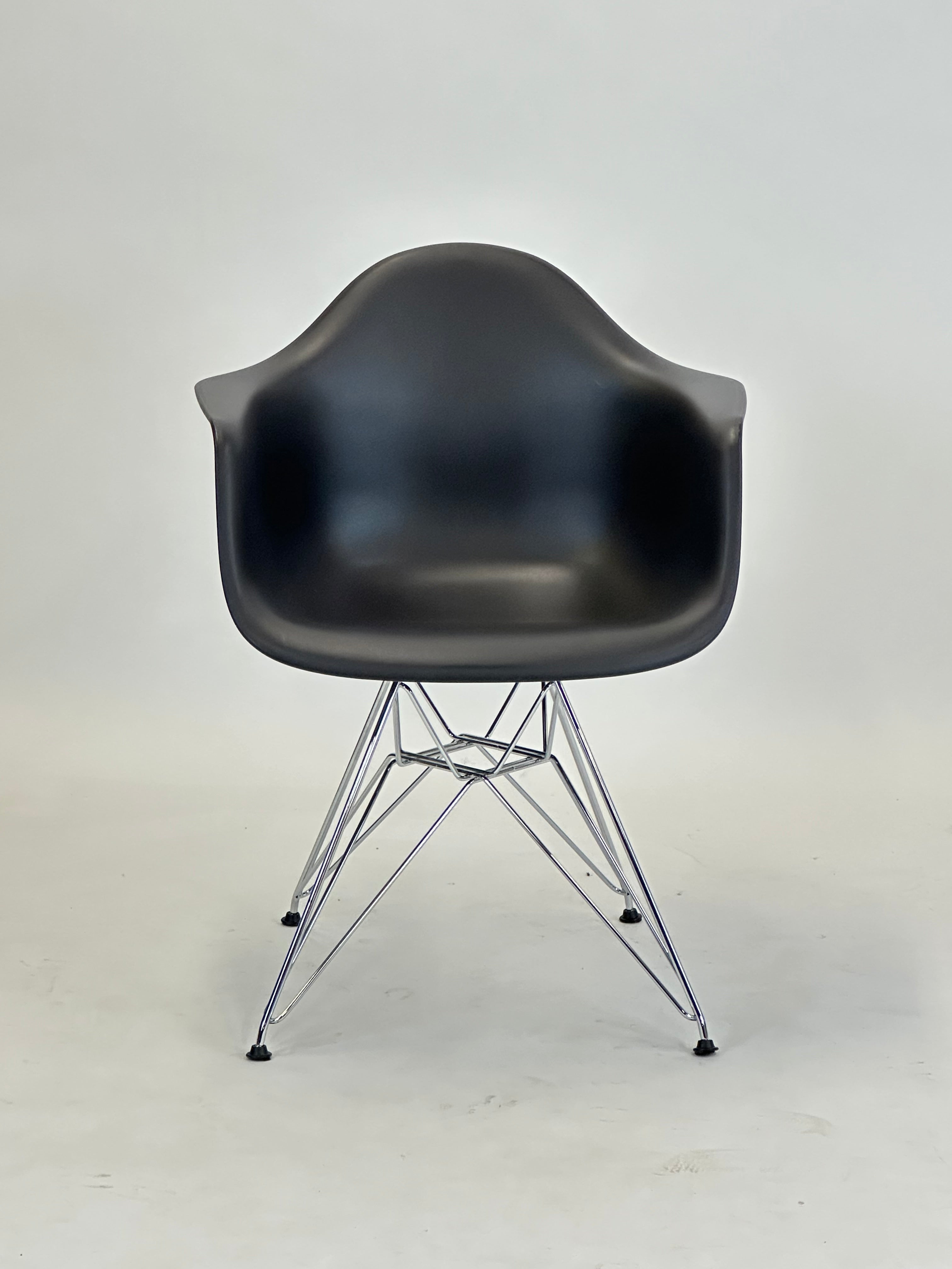 Vitra Eames Plastic Armchair DAR (Sort)