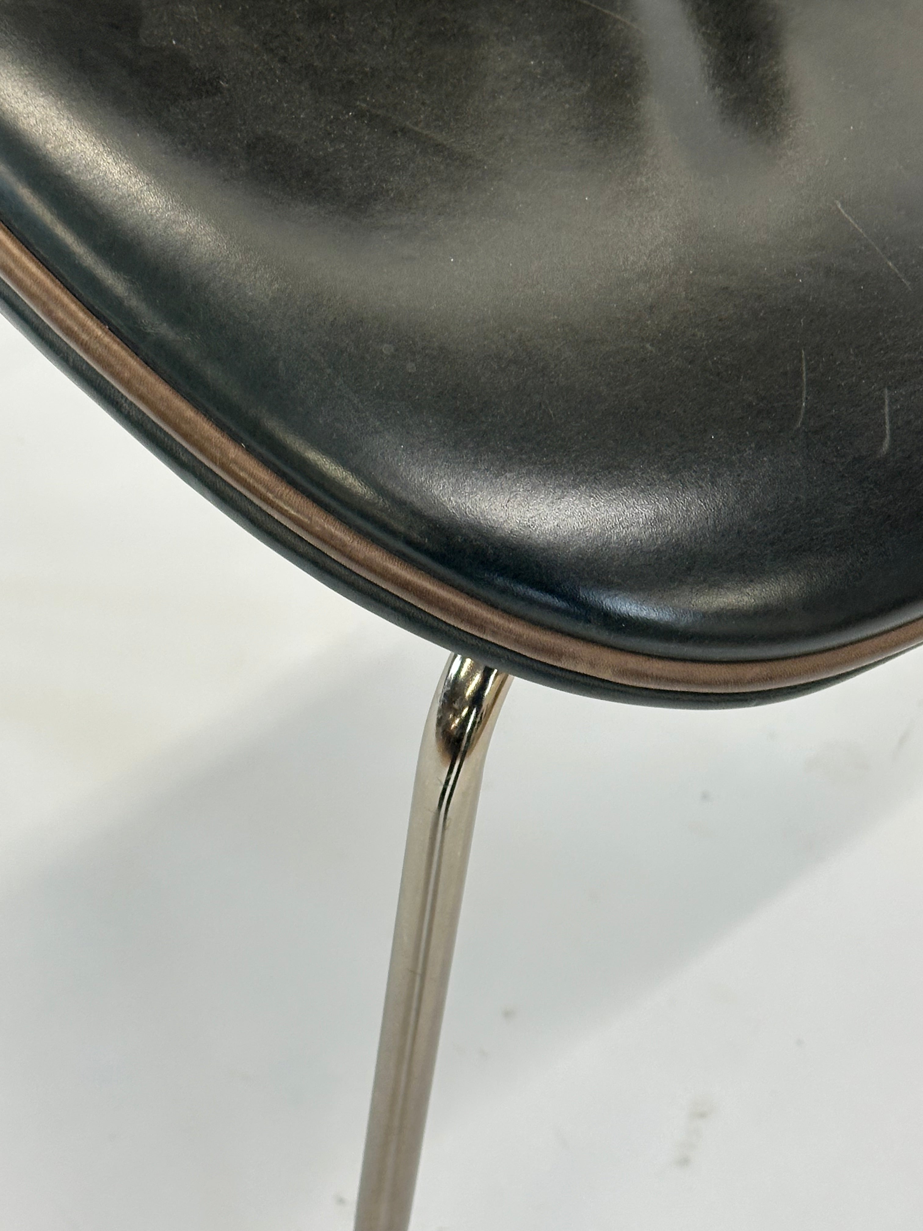 GUBI | Beetle Chair (Grå m. brun kant)