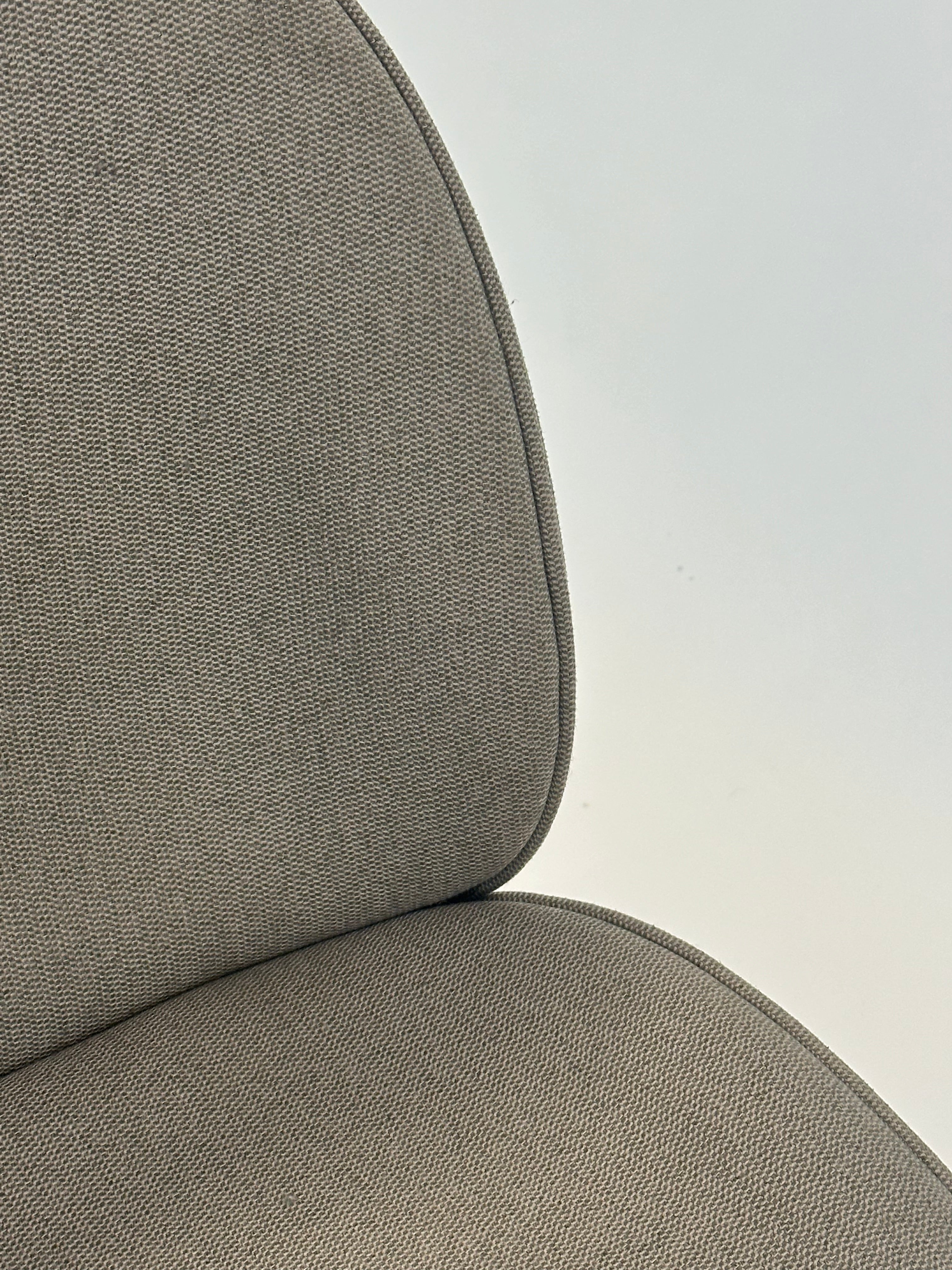 GUBI | Beetle Chair (Lysegrå)