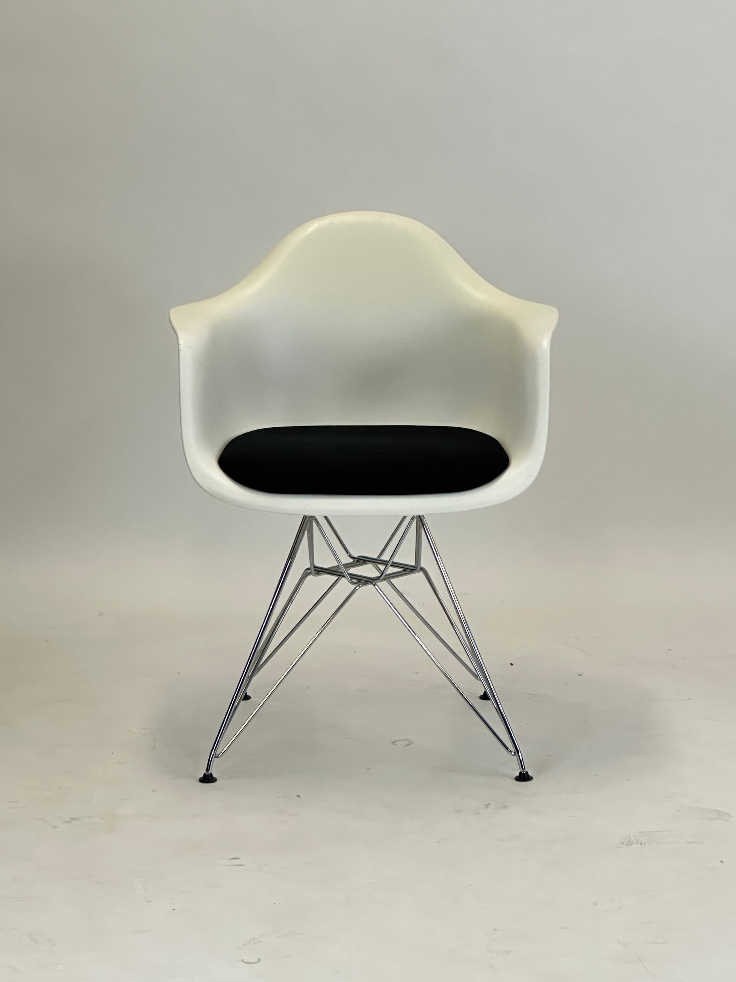 Vitra Eames Plastic Armchair DAR (Hvid)