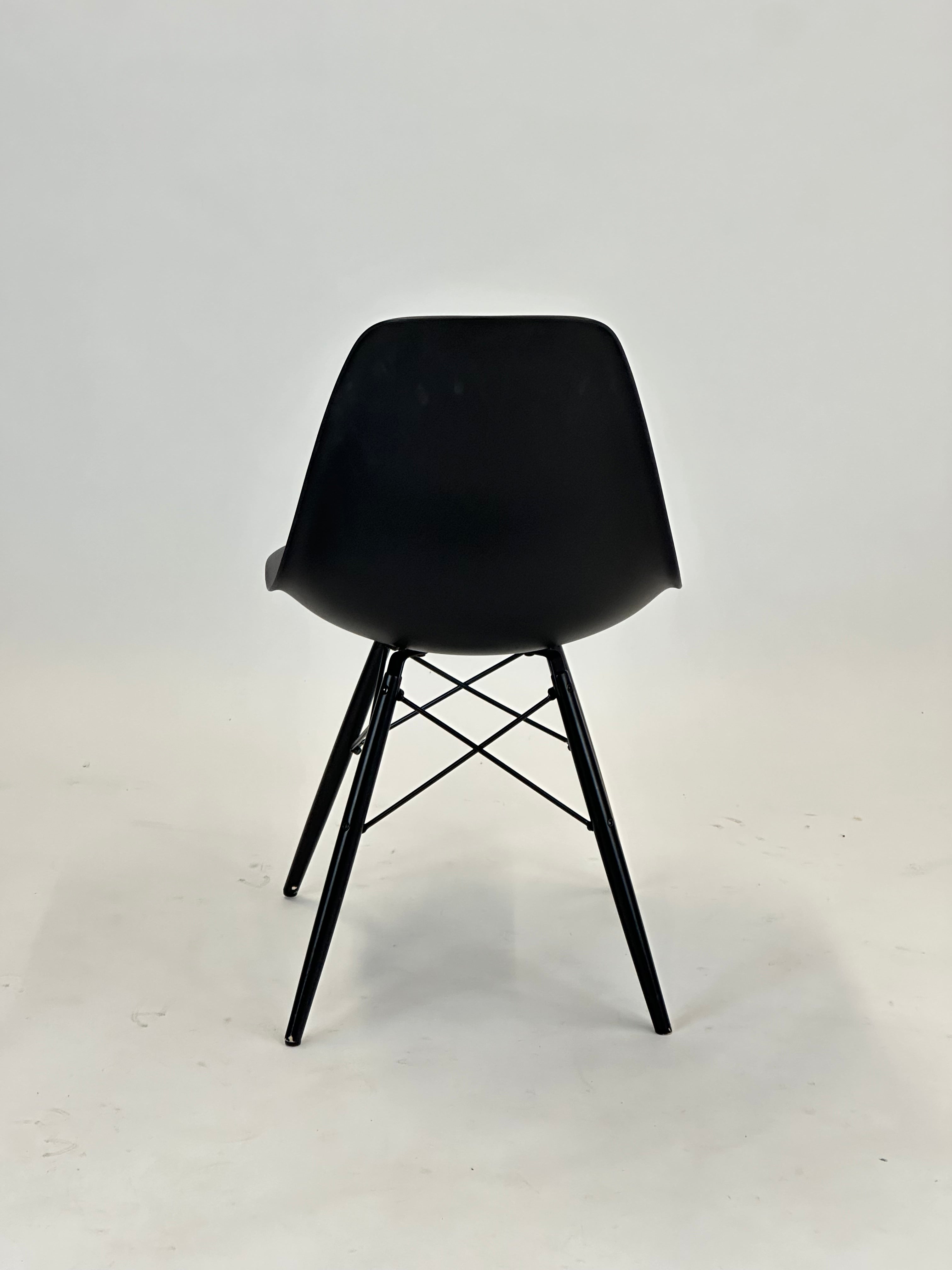 Eames Plastic Side Chair DSW - Vitra