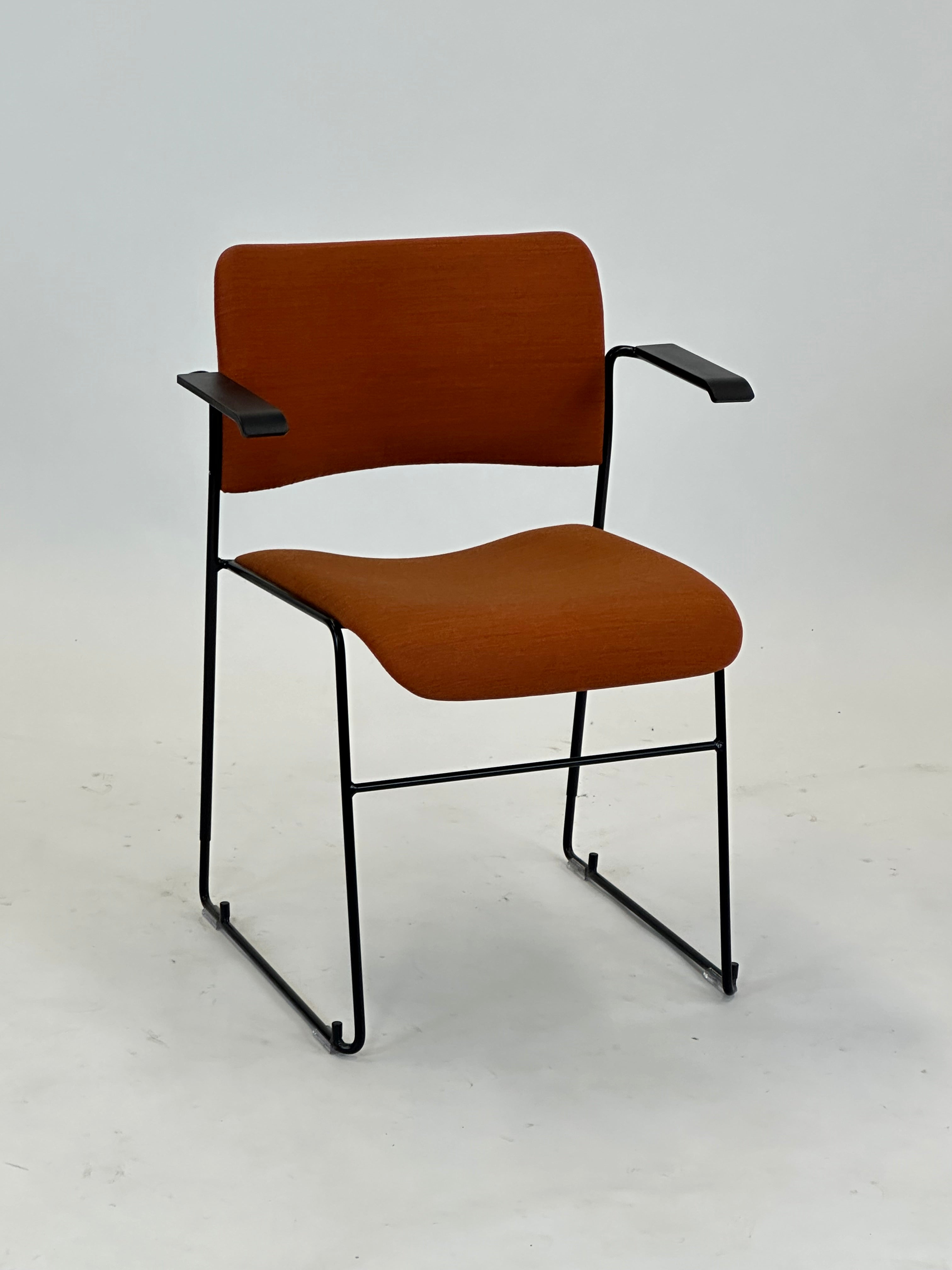 40/4 Konferencestol - Howe (Orange m. sorte armlæn)