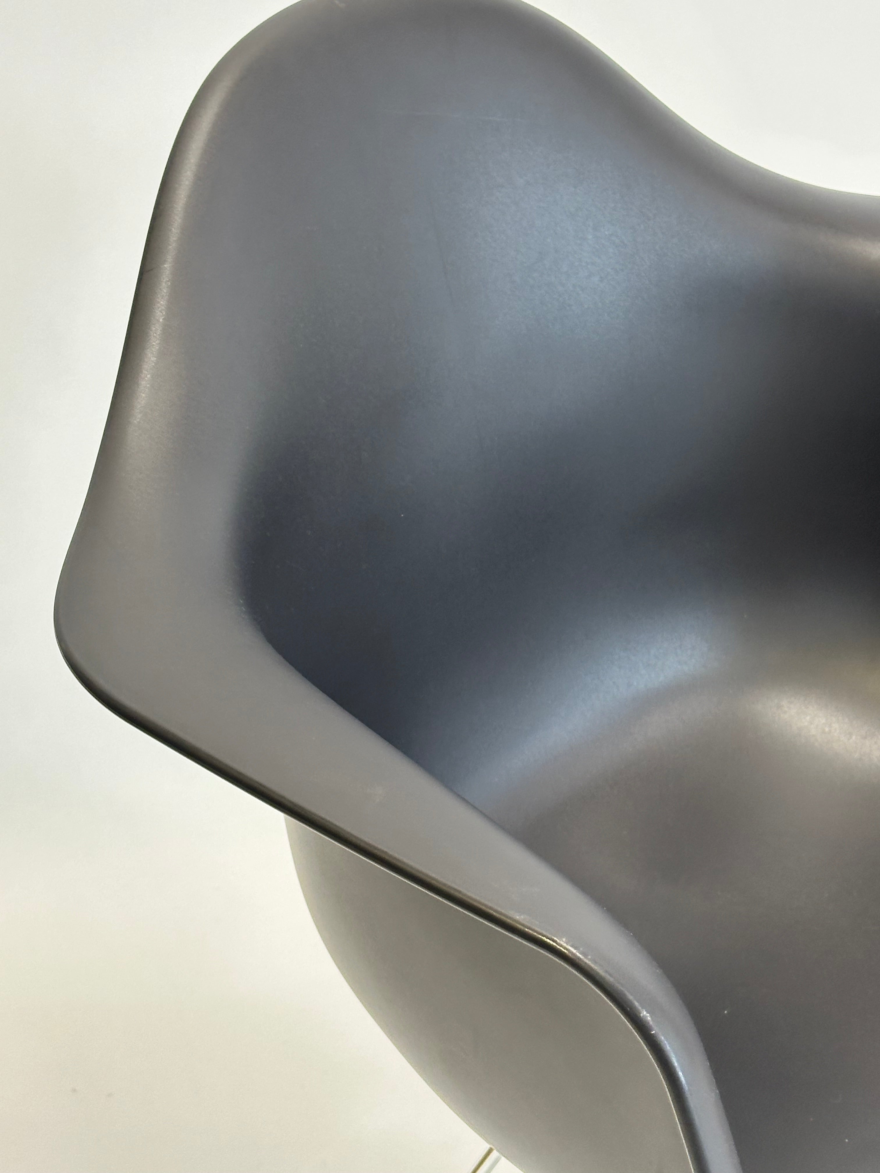 Vitra Eames Plastic Armchair DAR (Sort)