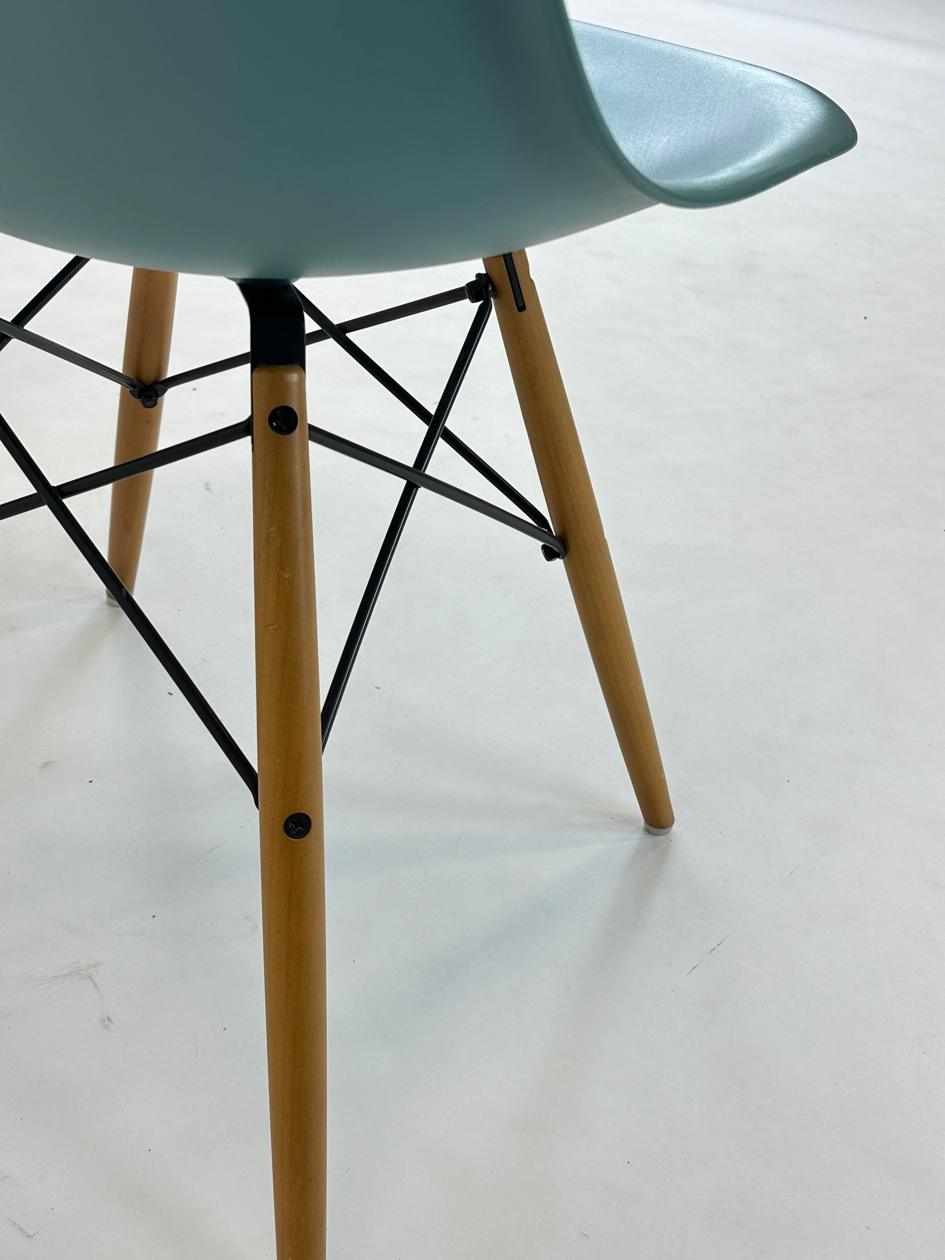 Sæt af Vitra Eames DSW Stole (Sea blue)